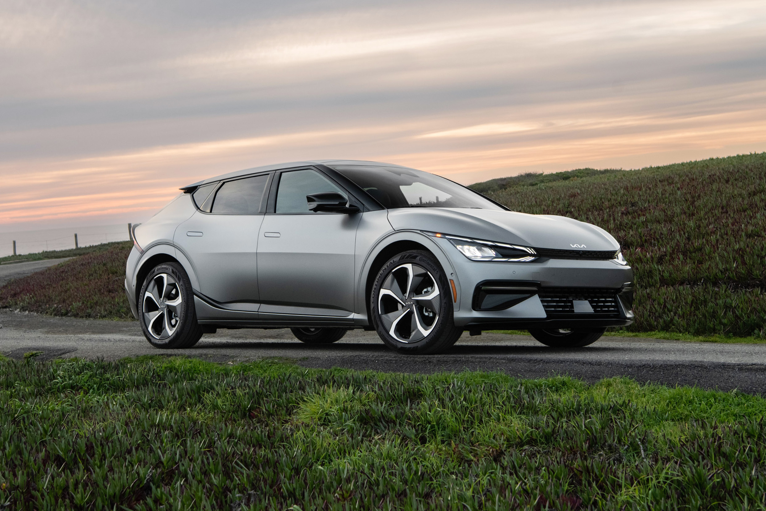 주행중인 ev6의 전측면