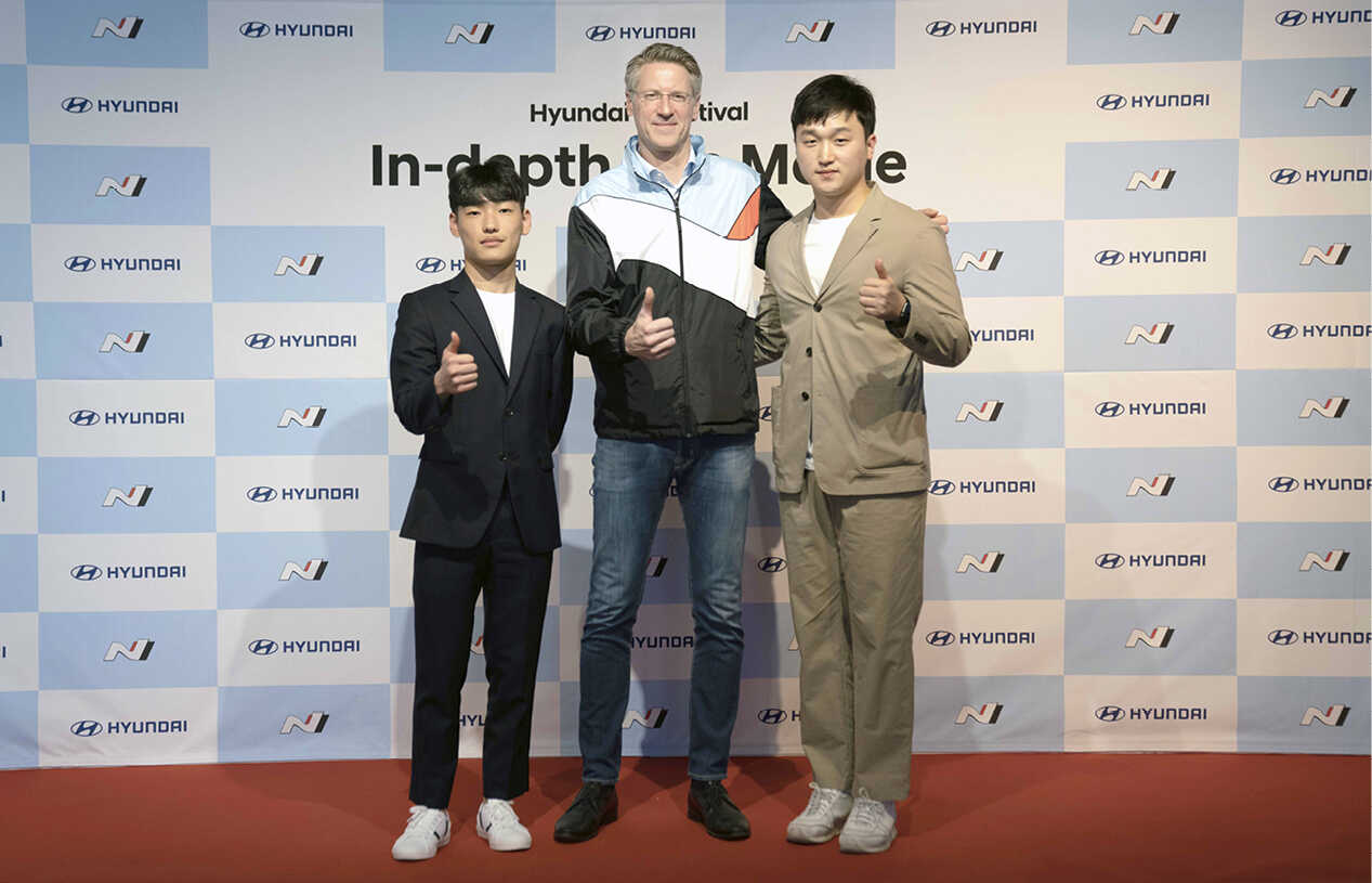 Joon-eui Park and Joon-sung Park pose with Managing Director Till Wartenberg