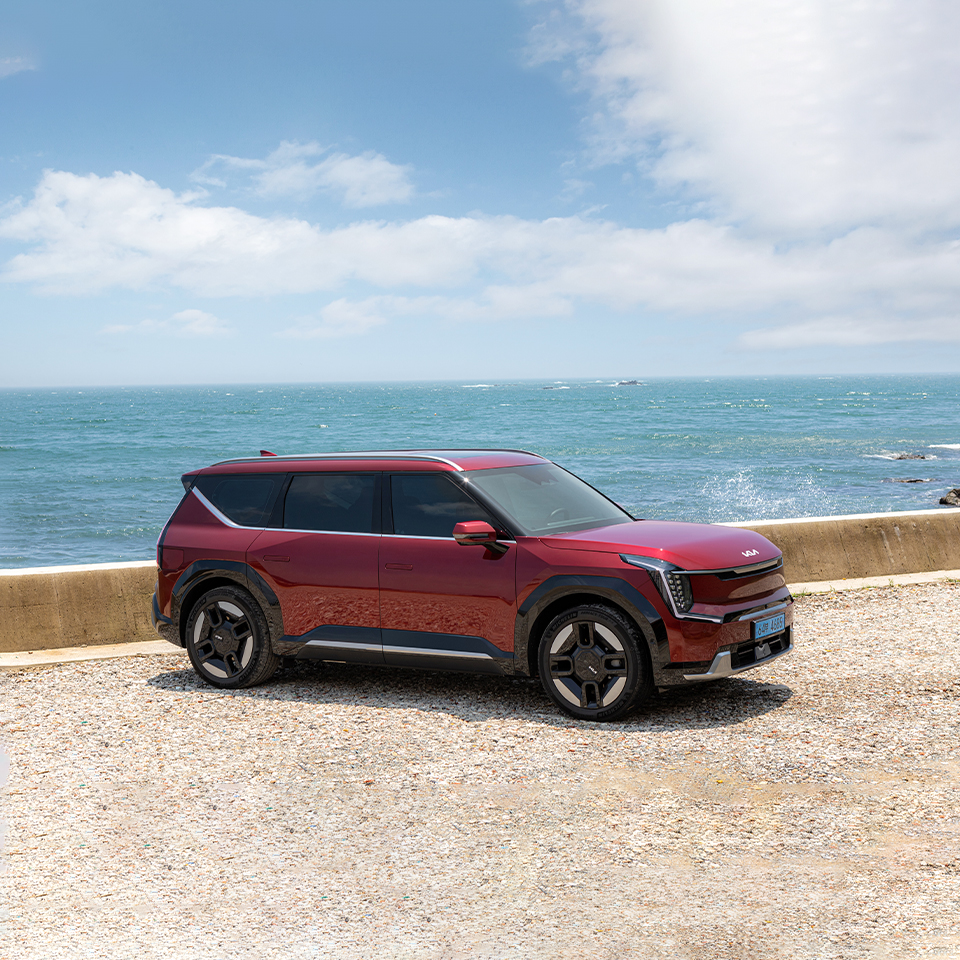 바닷가 앞에 서있는 EV9