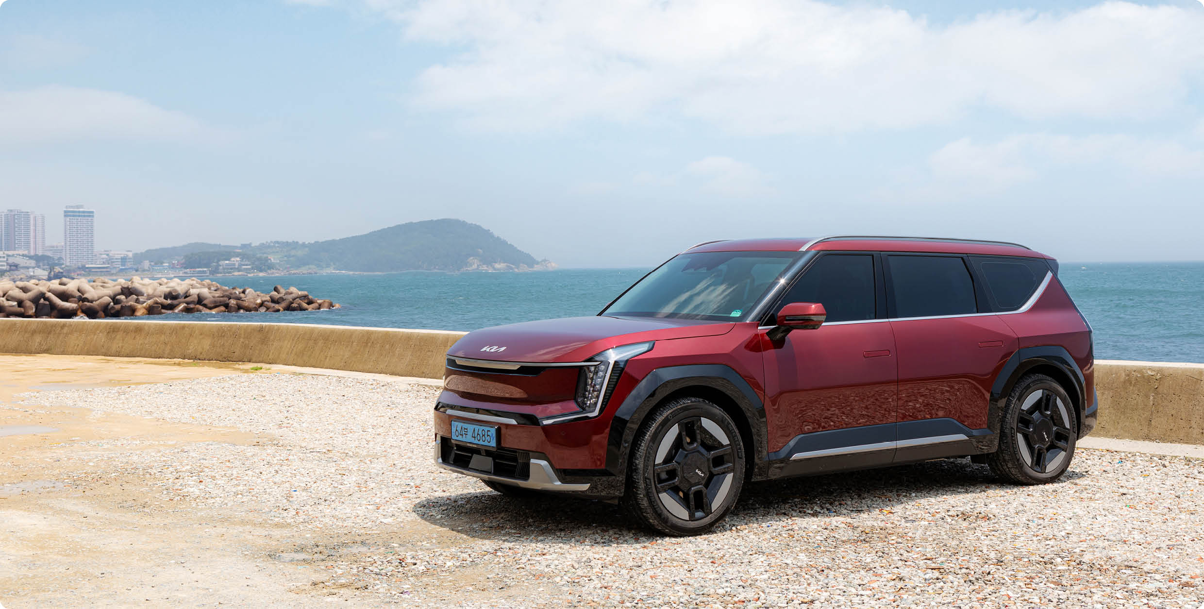 바닷가 앞에 서있는 EV9