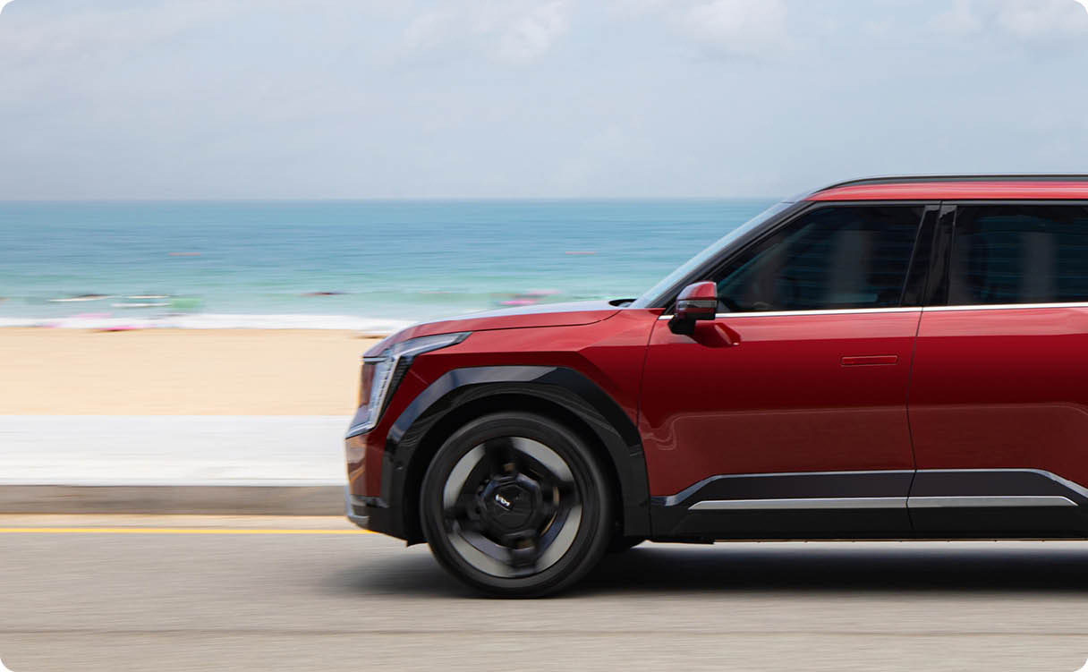 바닷가를 달리는 EV9의 측면