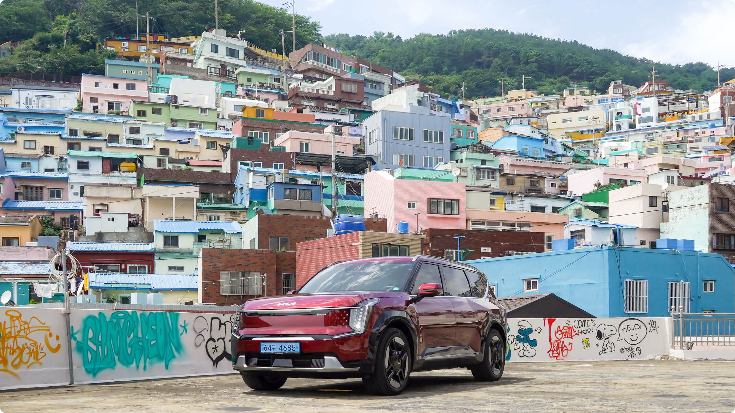 감천문화마을 앞에 서있는 EV9