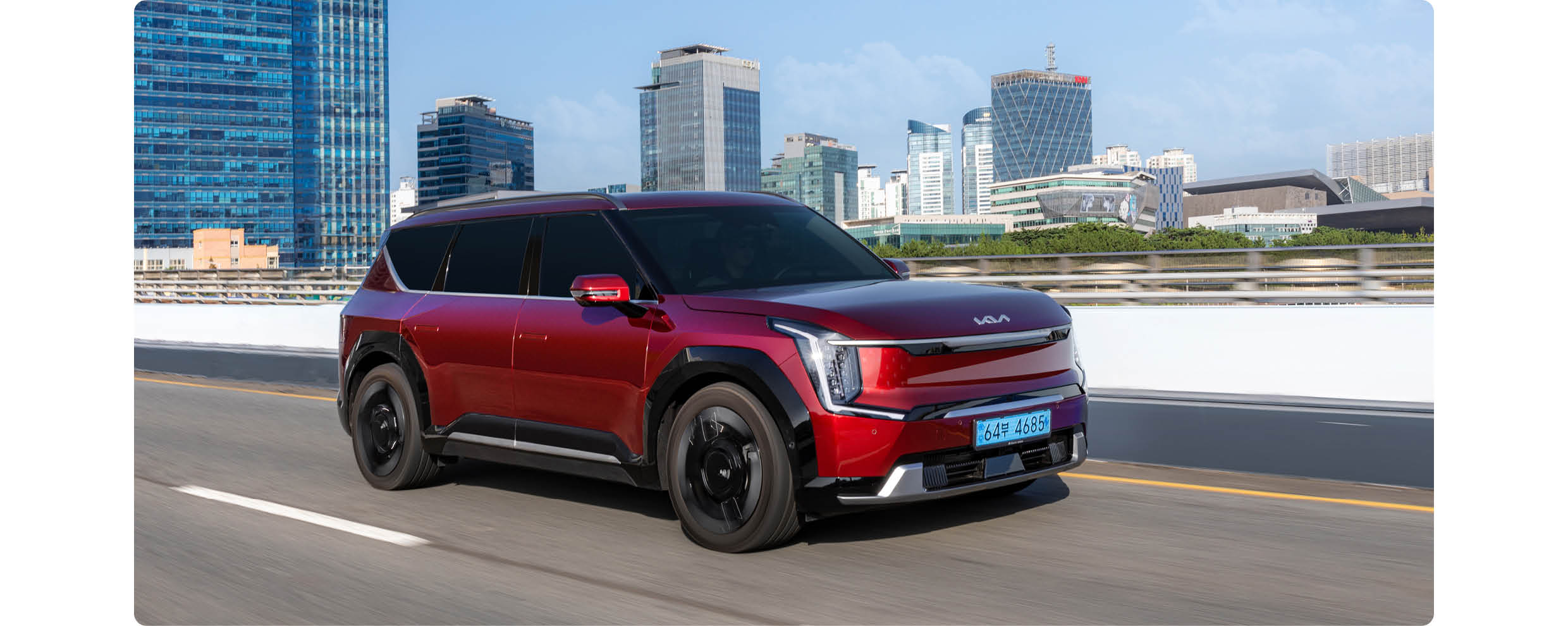 주행하는 EV9의 전측면