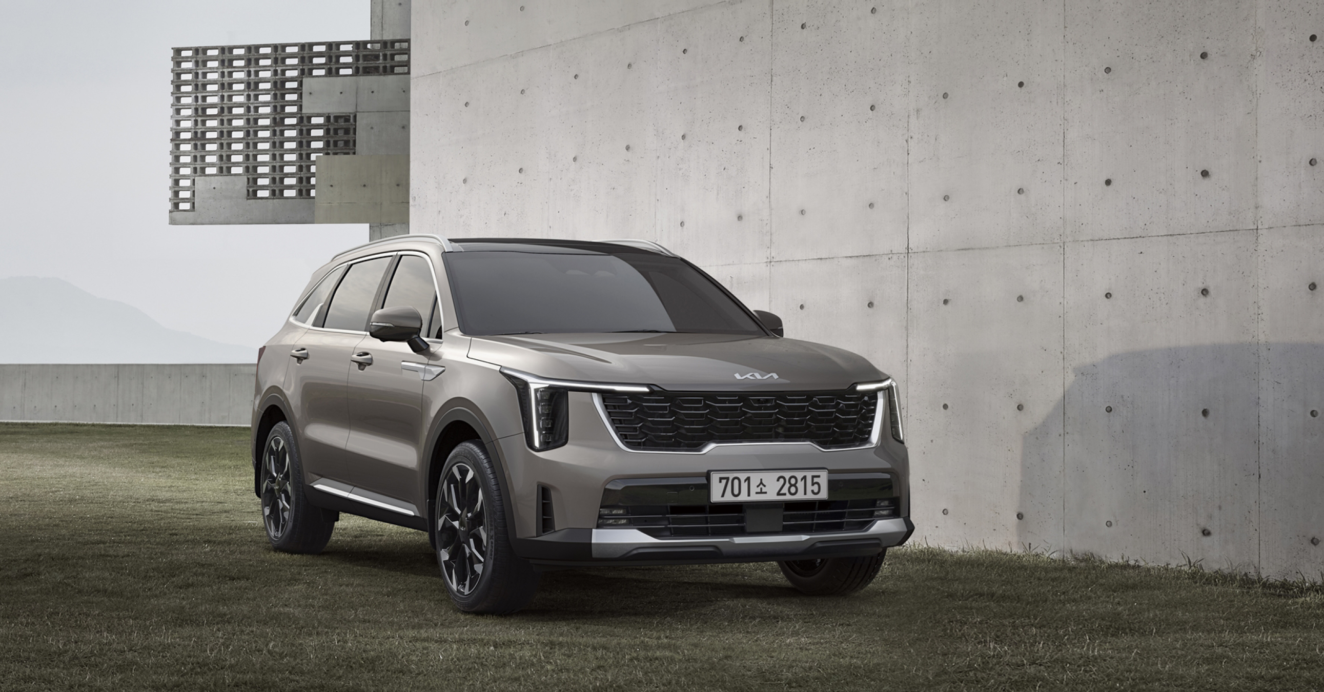 더 뉴 쏘렌토의 전측면 모습