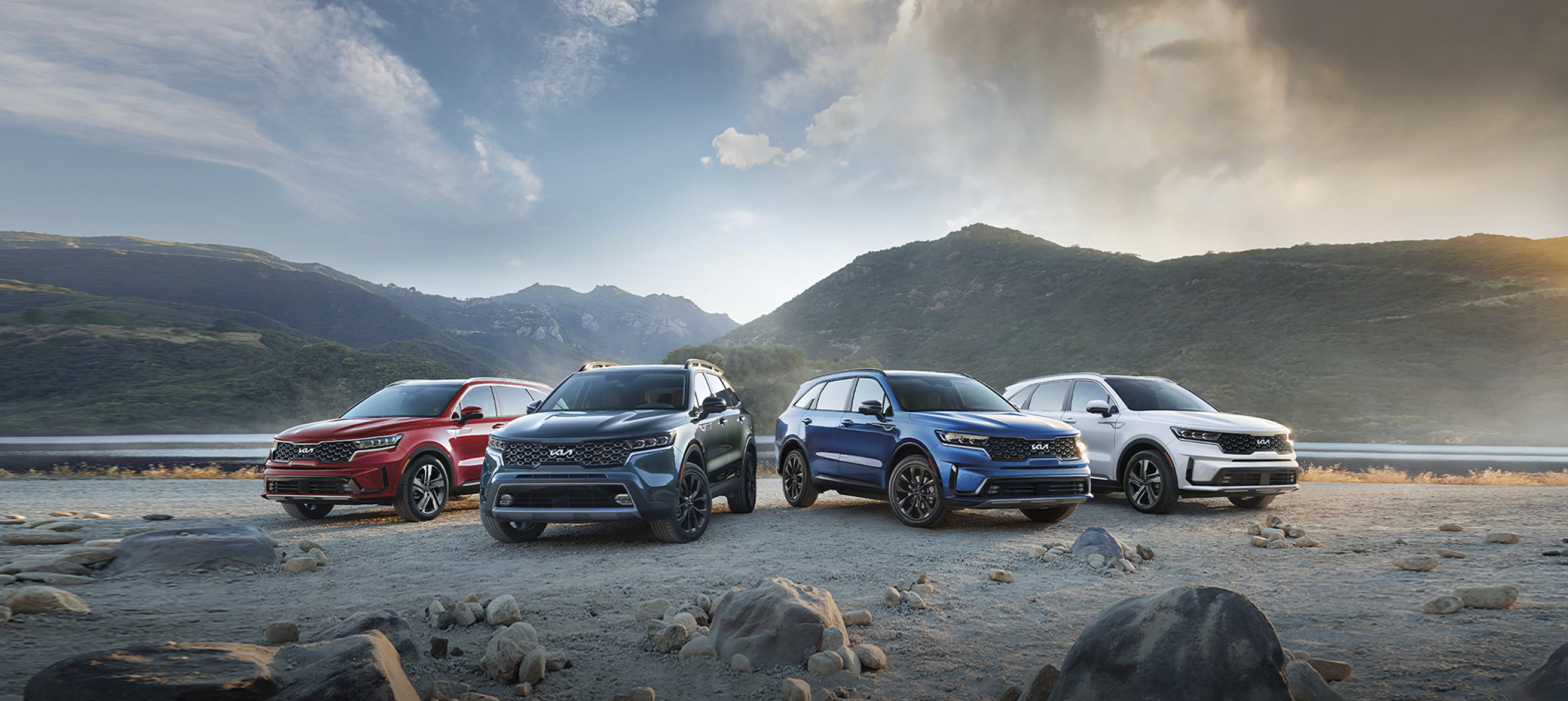 쏘렌토 네 대가 산을 배경으로 정차한 모습