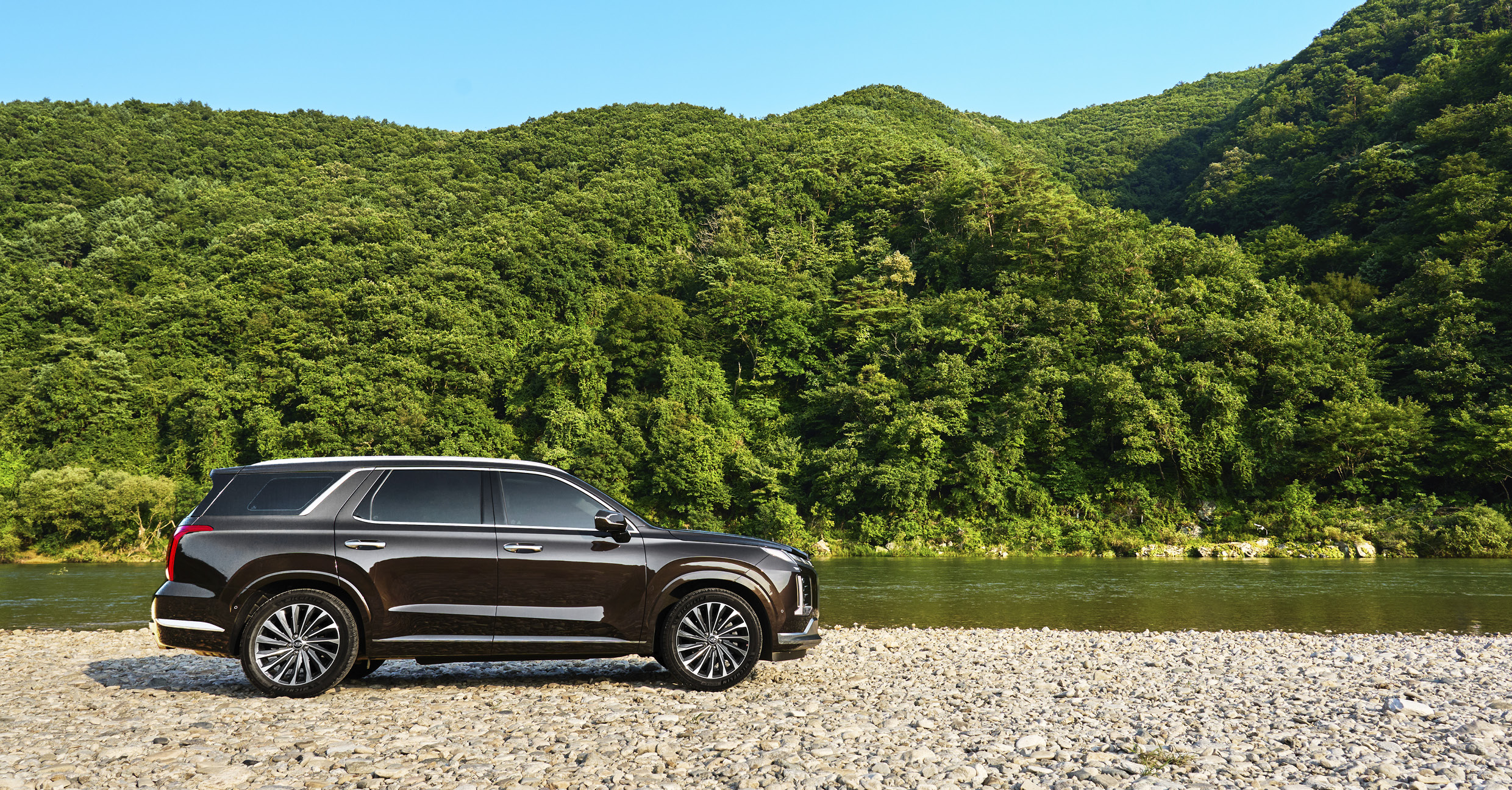 홍천강 줄기와 팔봉산을 배경으로 서 있는 팰리세이드의 측면