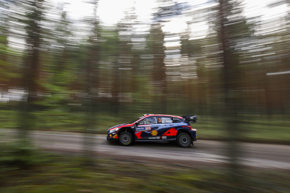 현대 월드랠리팀 i20 N 랠리1 하이브리드의 주행 모습