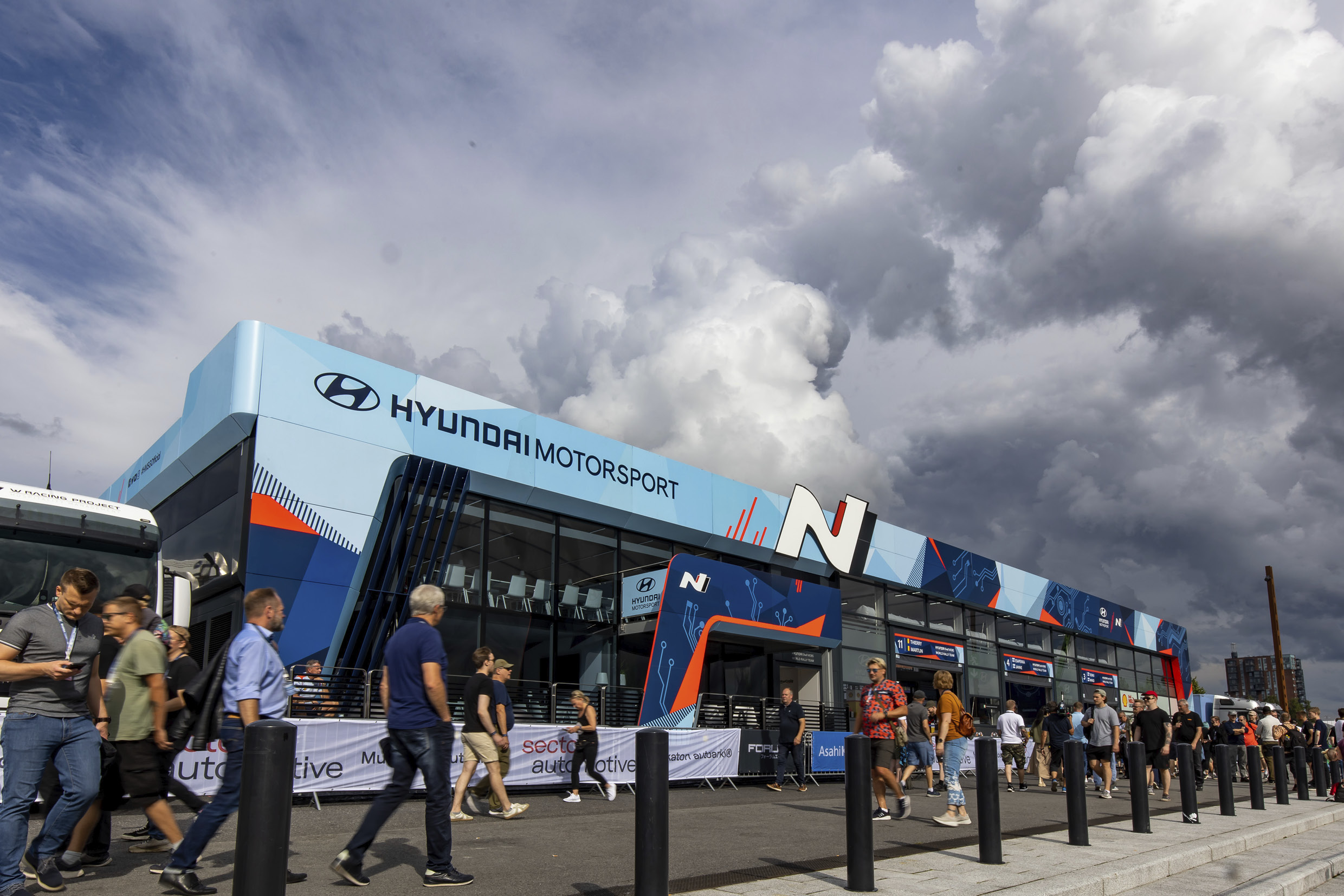 핀란드 랠리에 마련한 현대 월드랠리팀 부스의 모습