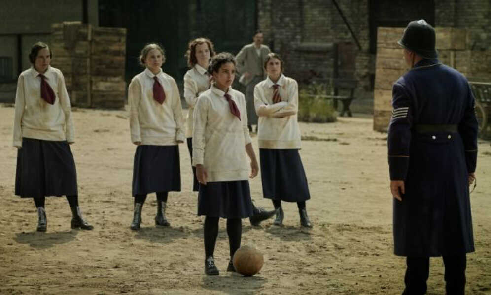 네티 허니볼의 시대적 상황을 재연하고 있다