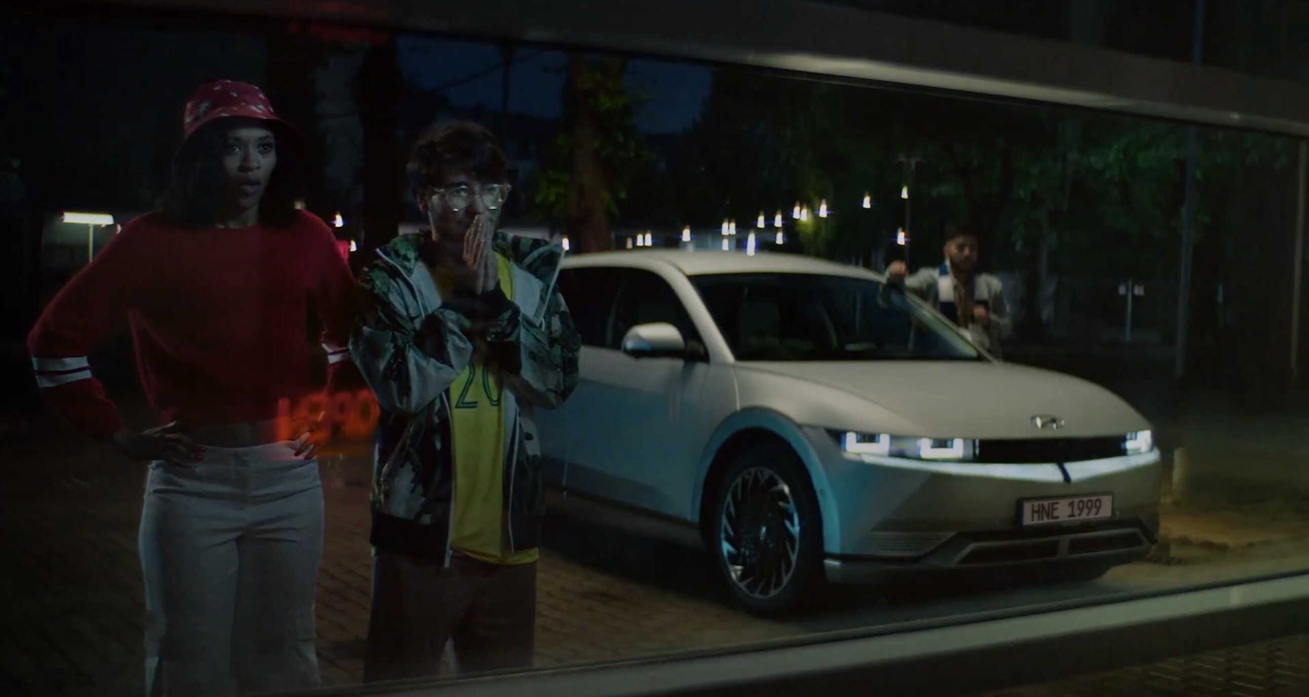 현대차 아이오닉 5 옆에서 사람들이 응원하고 있다