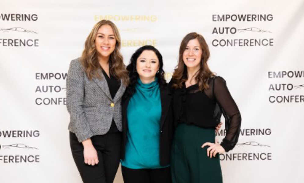 엠파워링 오토 컨퍼런스 참석자들이 포즈를 취하고 있다