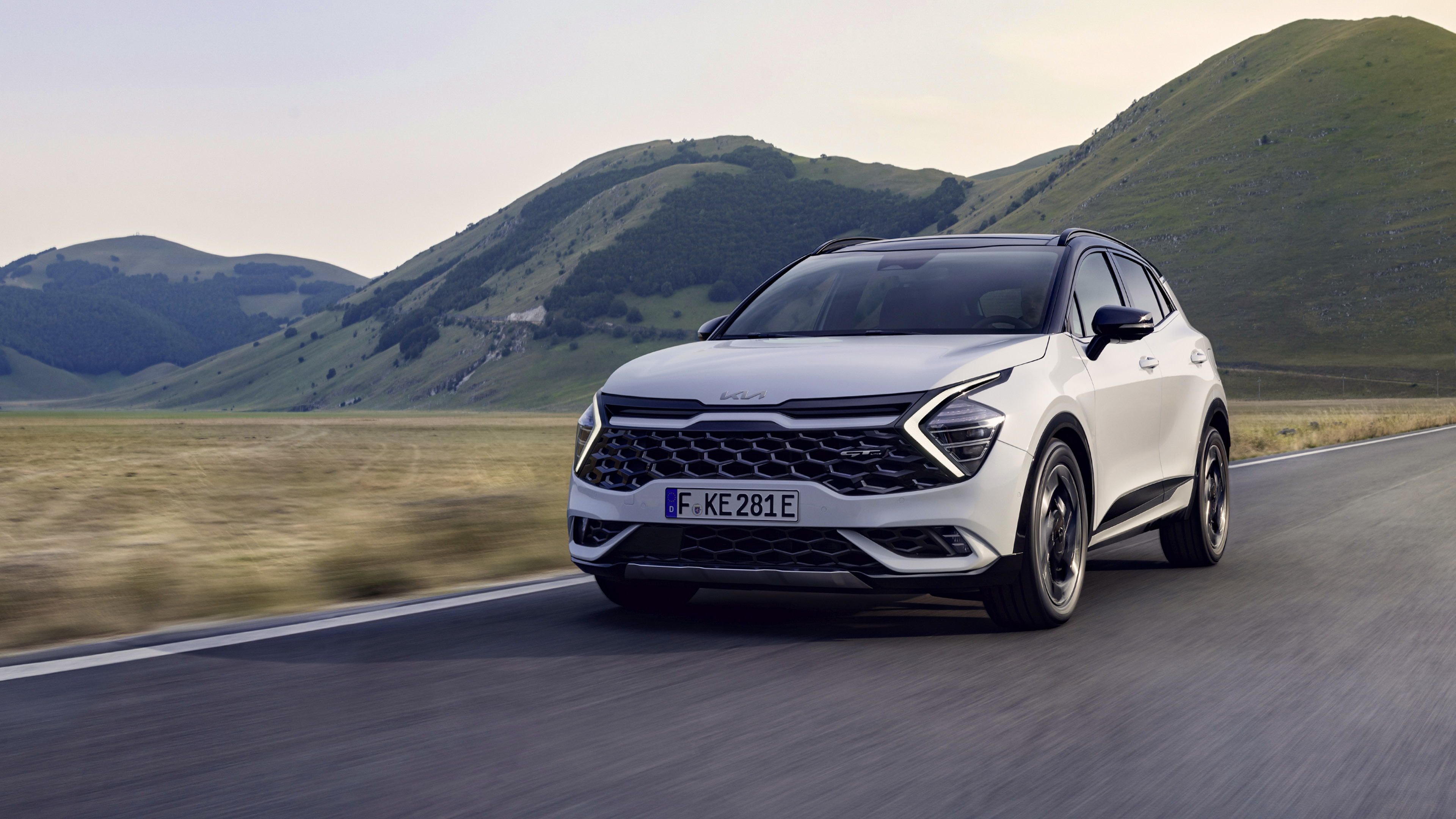 스포티지가 교외 도로를 주행하는 모습