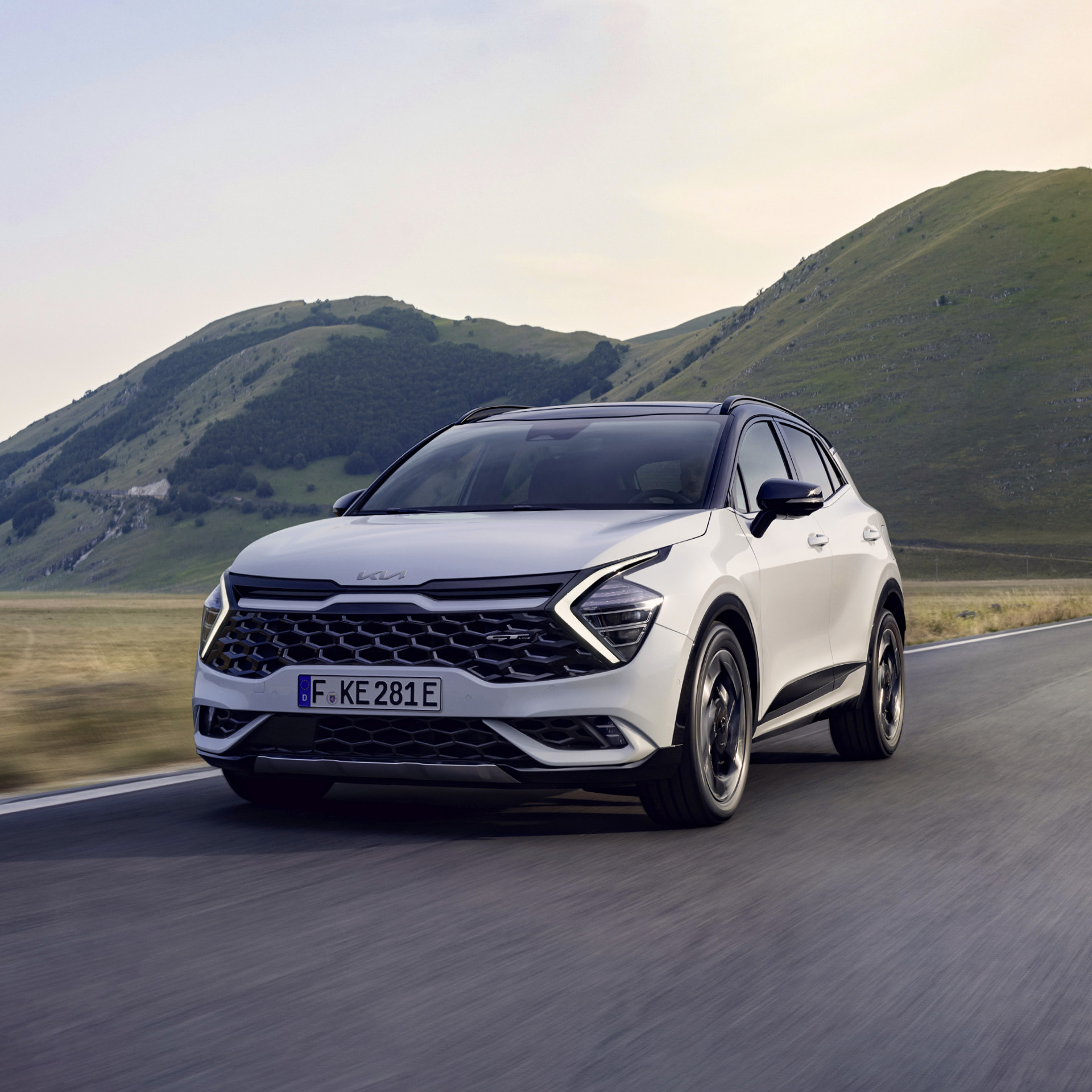 스포티지가 교외 도로를 주행하는 모습