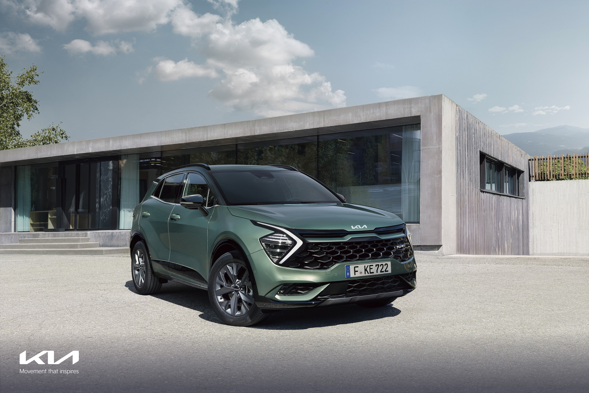 스포티지가 고급 주택에 주차된 모습