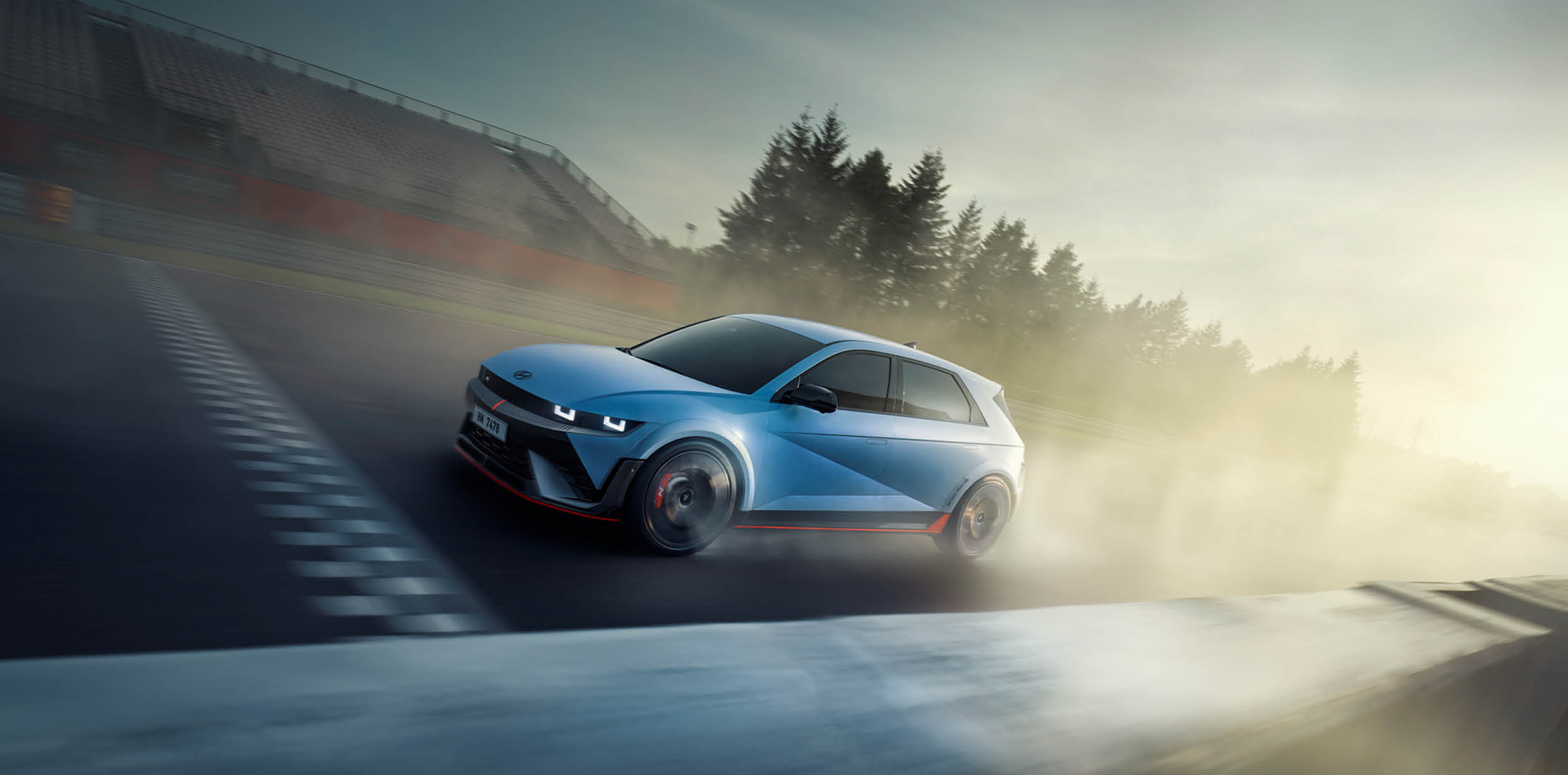 서킷을 달리고 있는 아이오닉 5 N