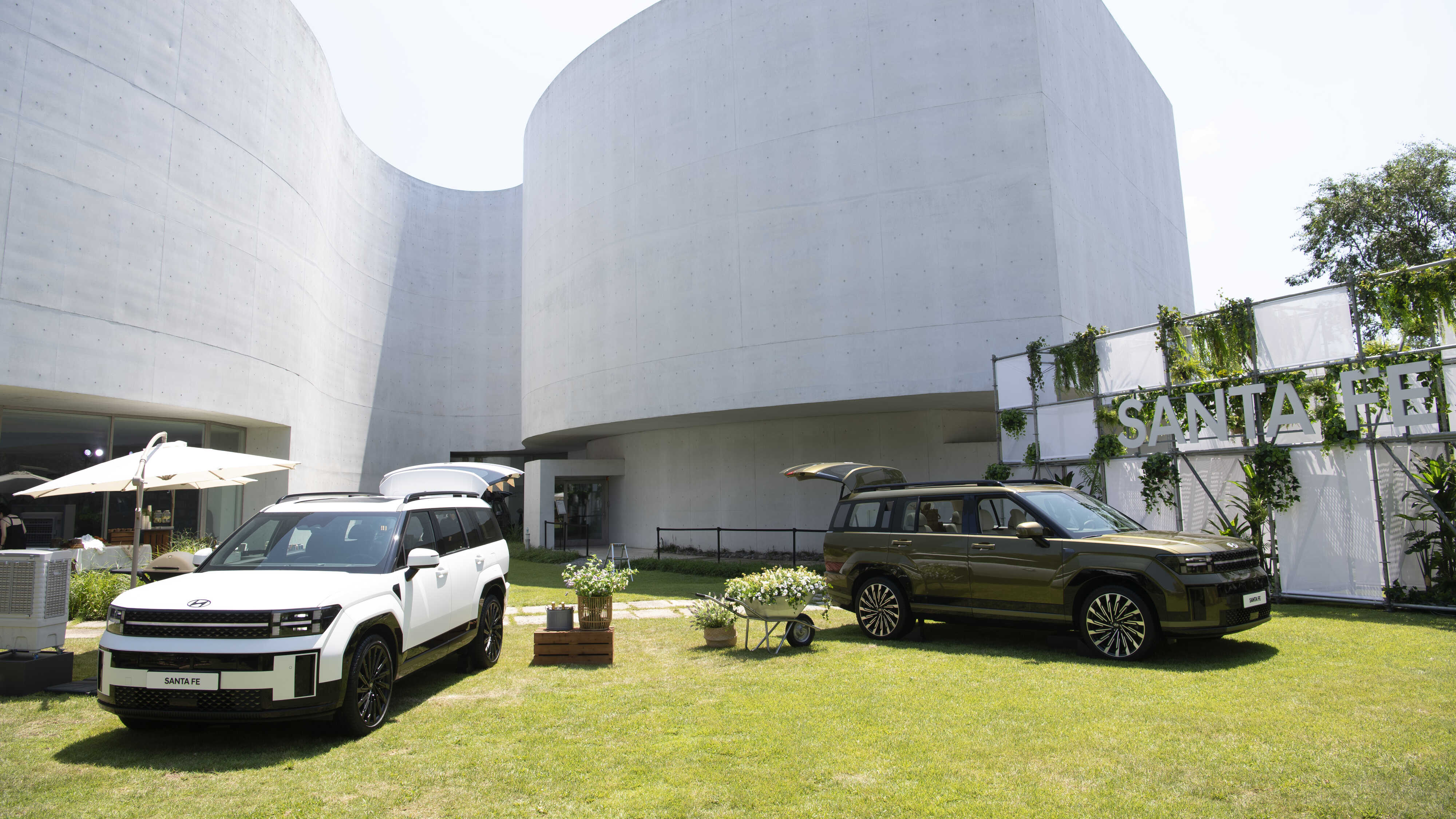 마당에 전시된 디 올 뉴 싼타페