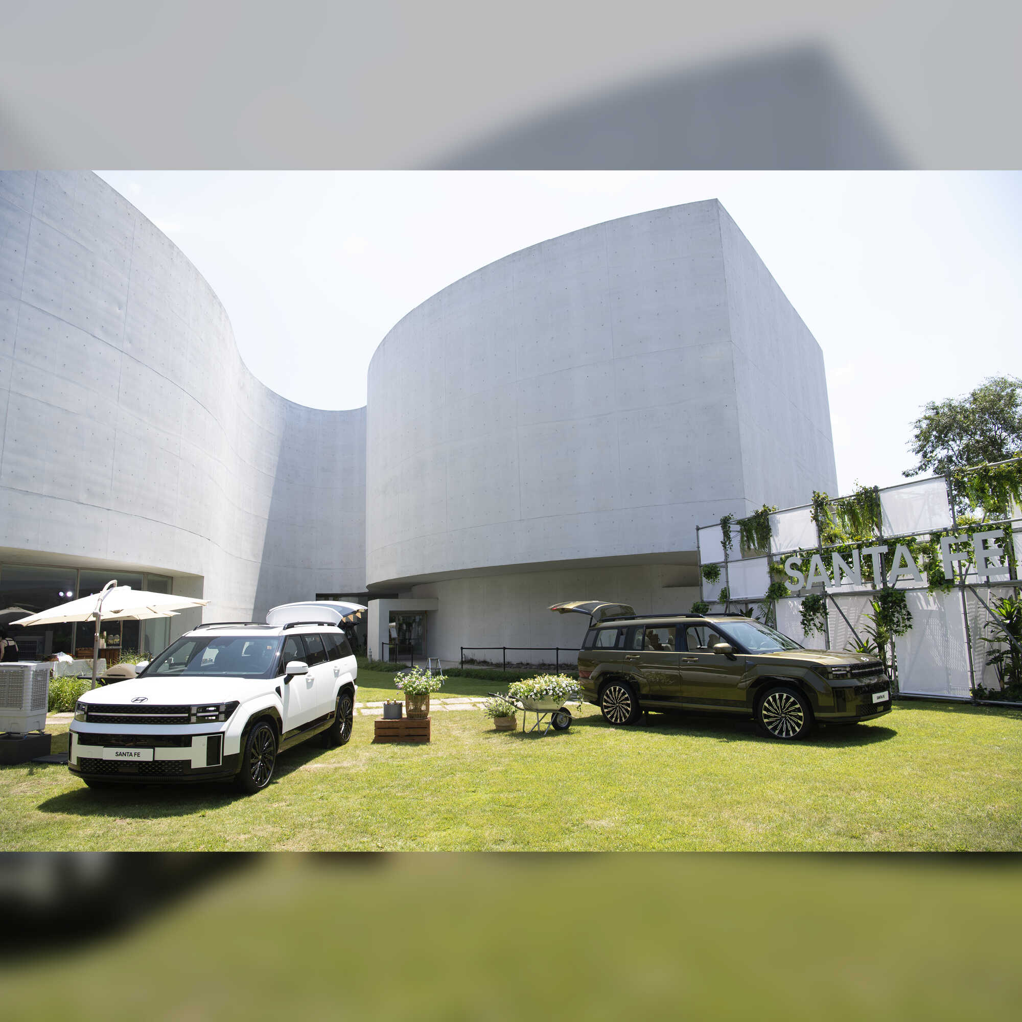 마당에 전시된 디 올 뉴 싼타페