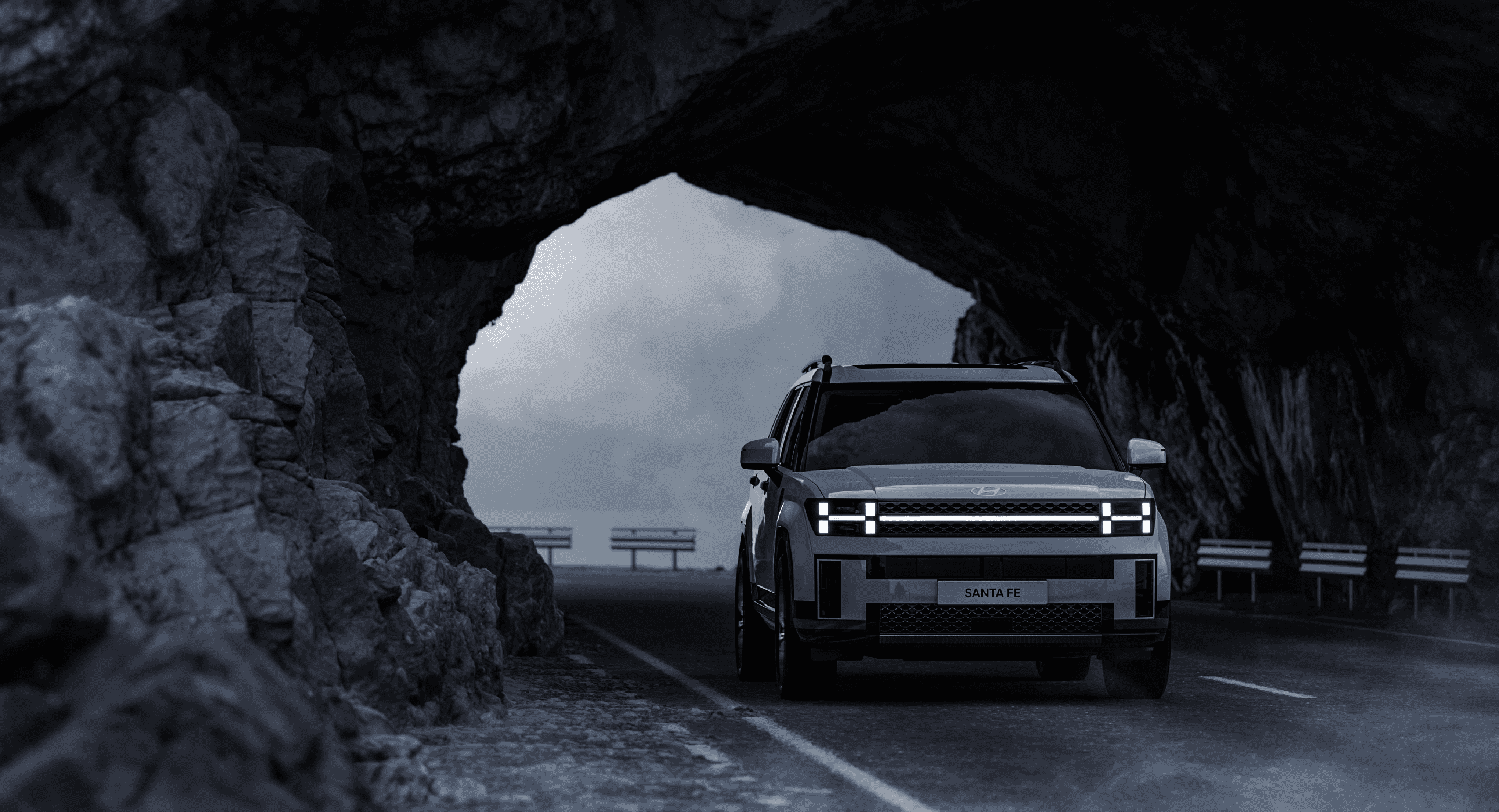 도로를 주행하는 싼타페