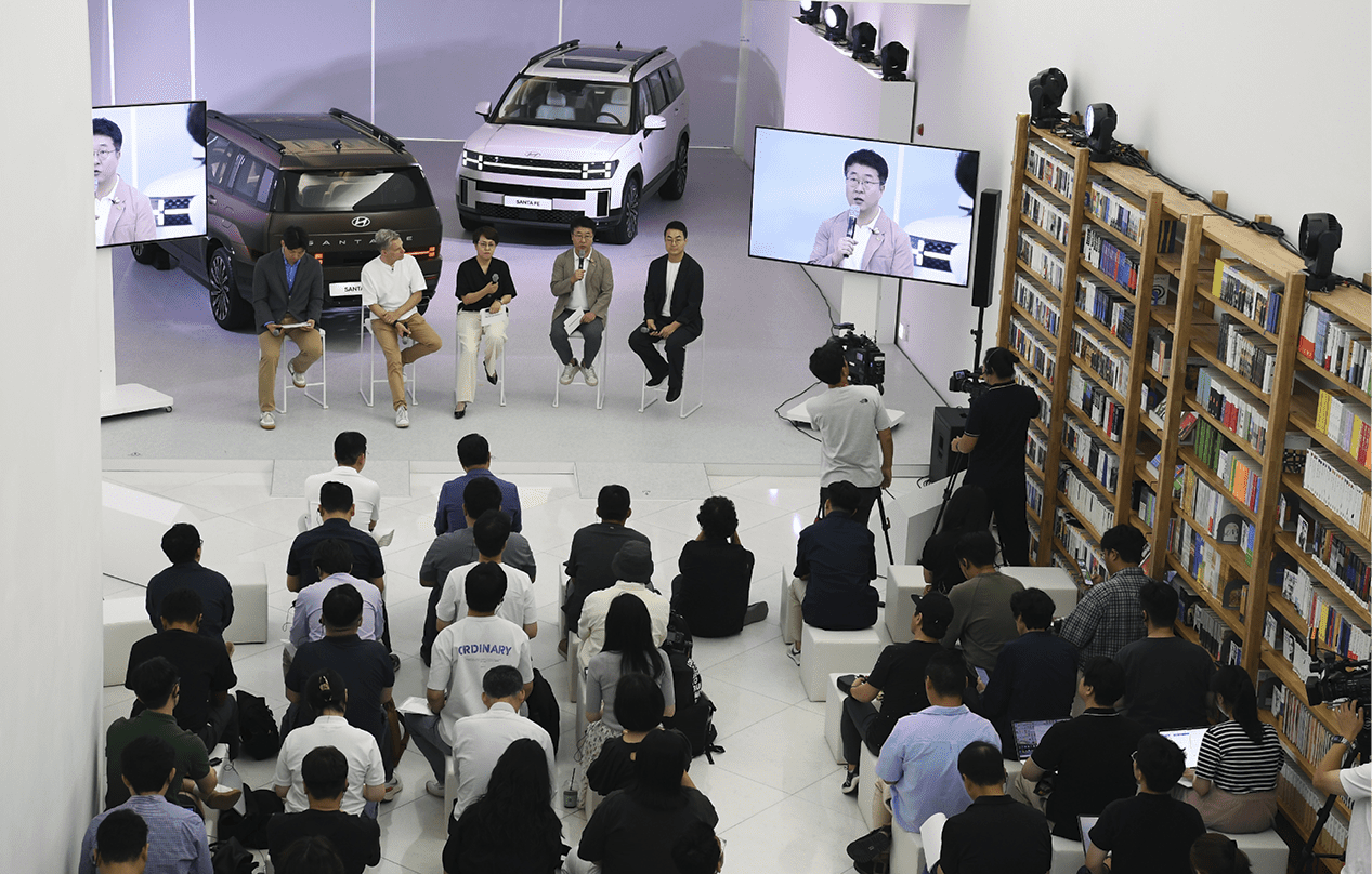 디 올 뉴 싼타페 미디어 프리뷰의 질의응답하는 모습