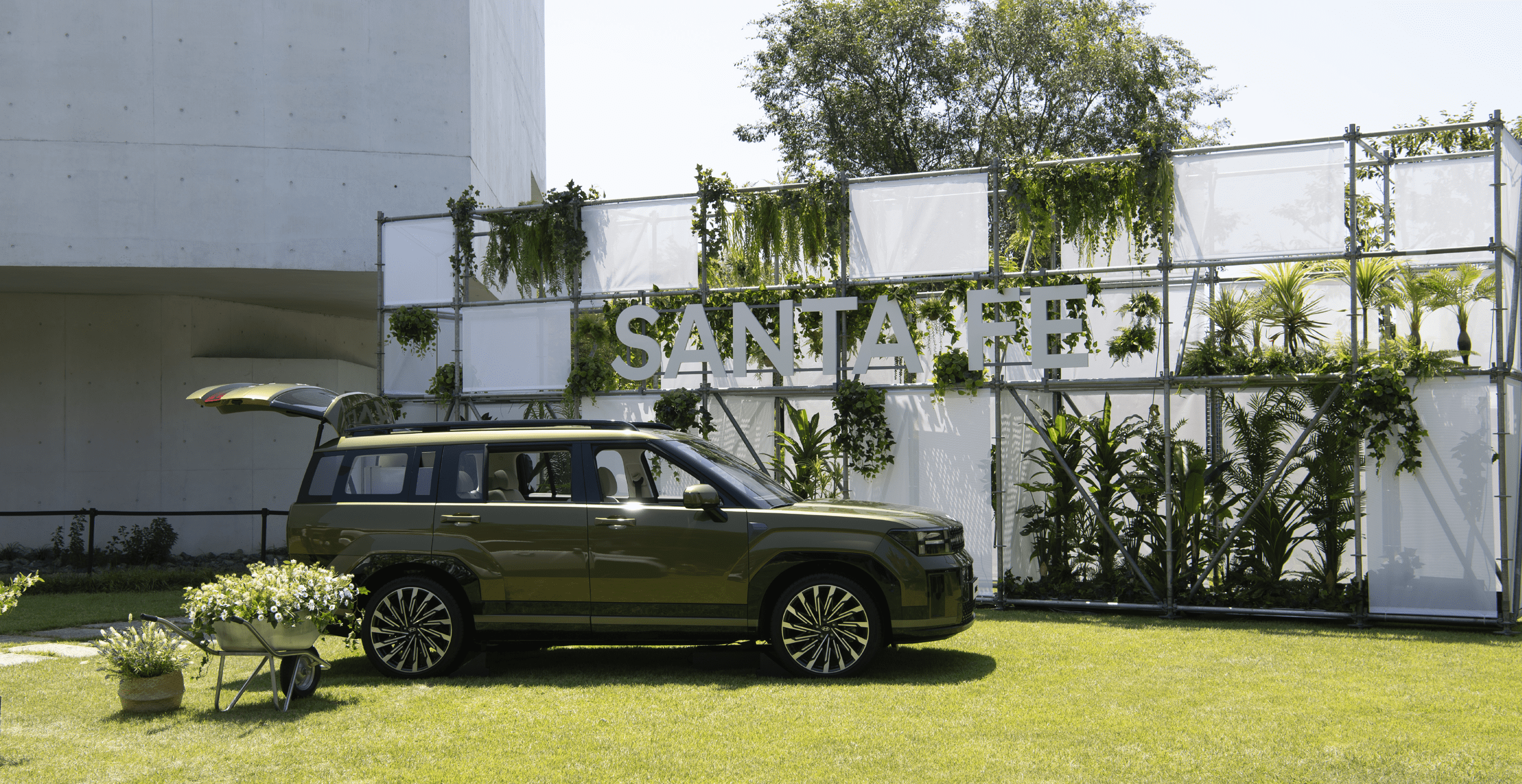 마당에 전시된 디 올 뉴 싼타페