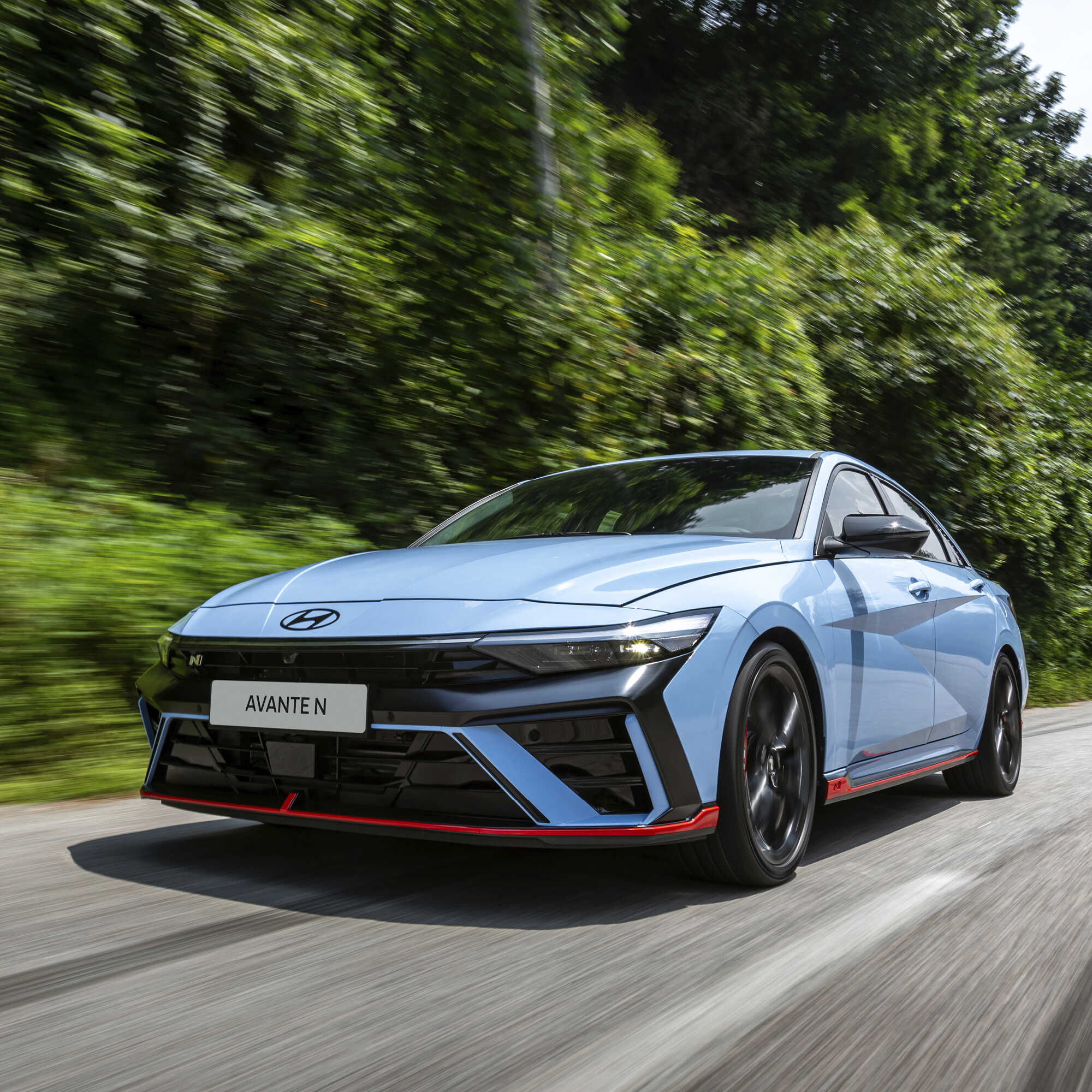 굽이진 도로를 달리고 있는 아반떼 N