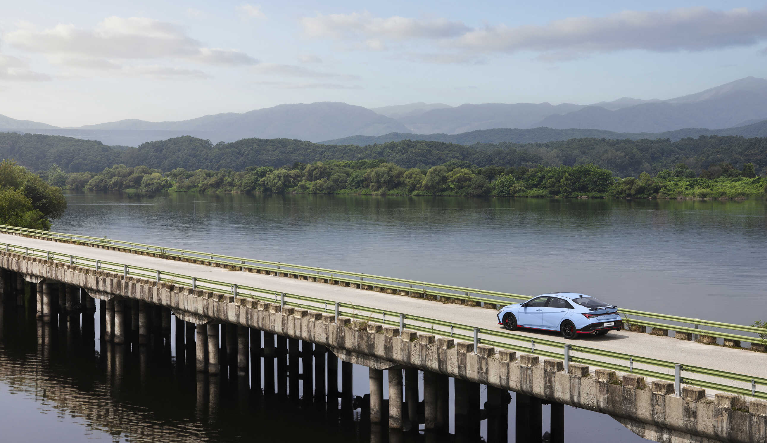 아반떼 N이 다리 위에 서 있다