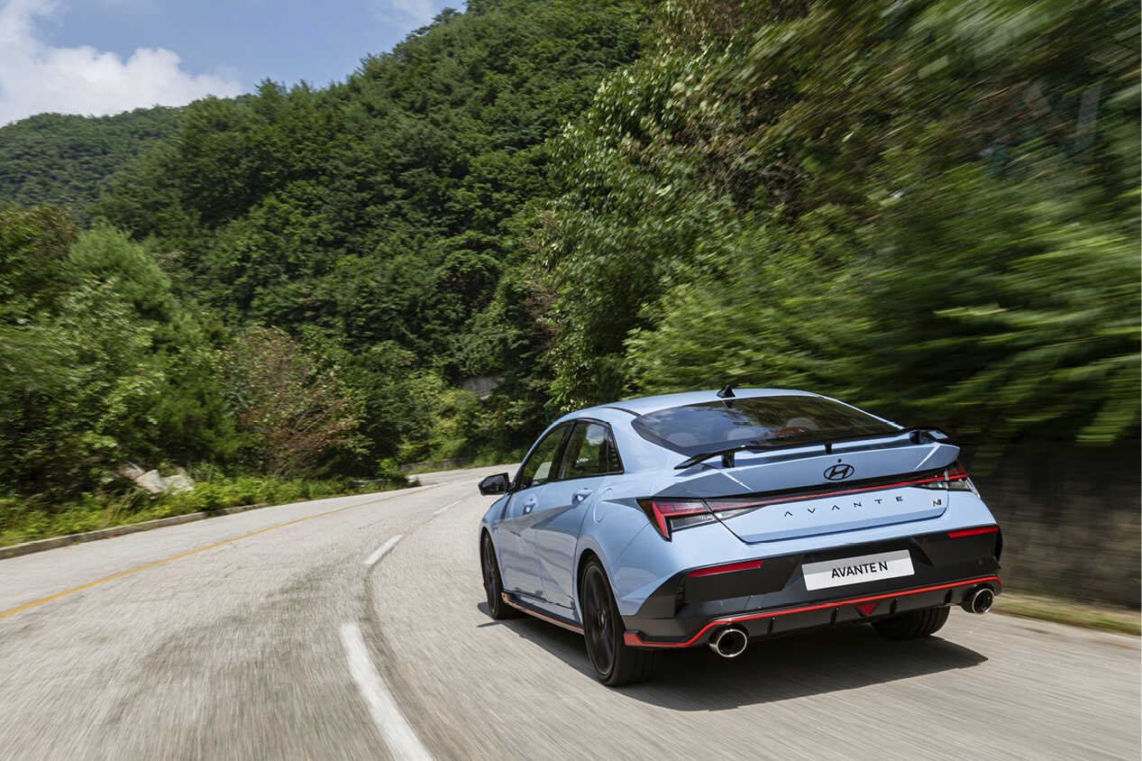 질주하고 있는 아반떼 N