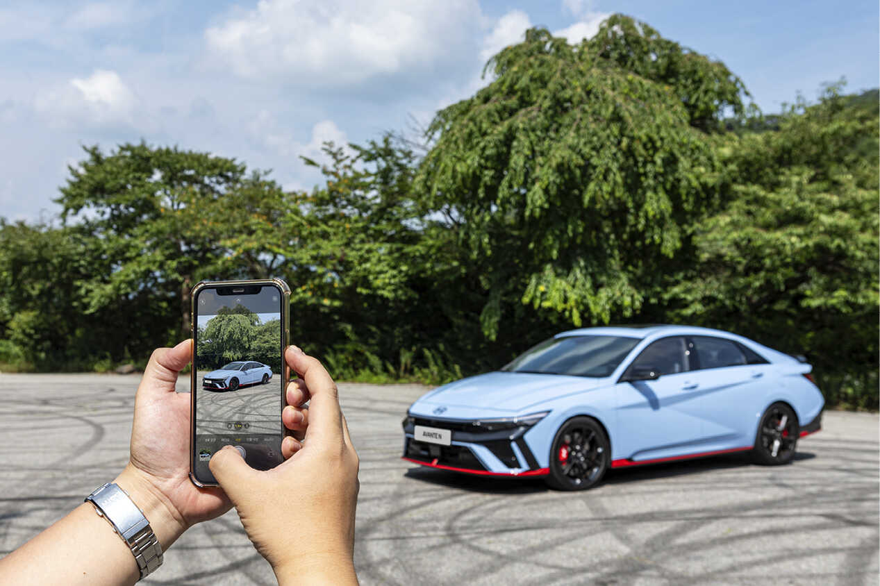 자동차 사진을 찍고 있다