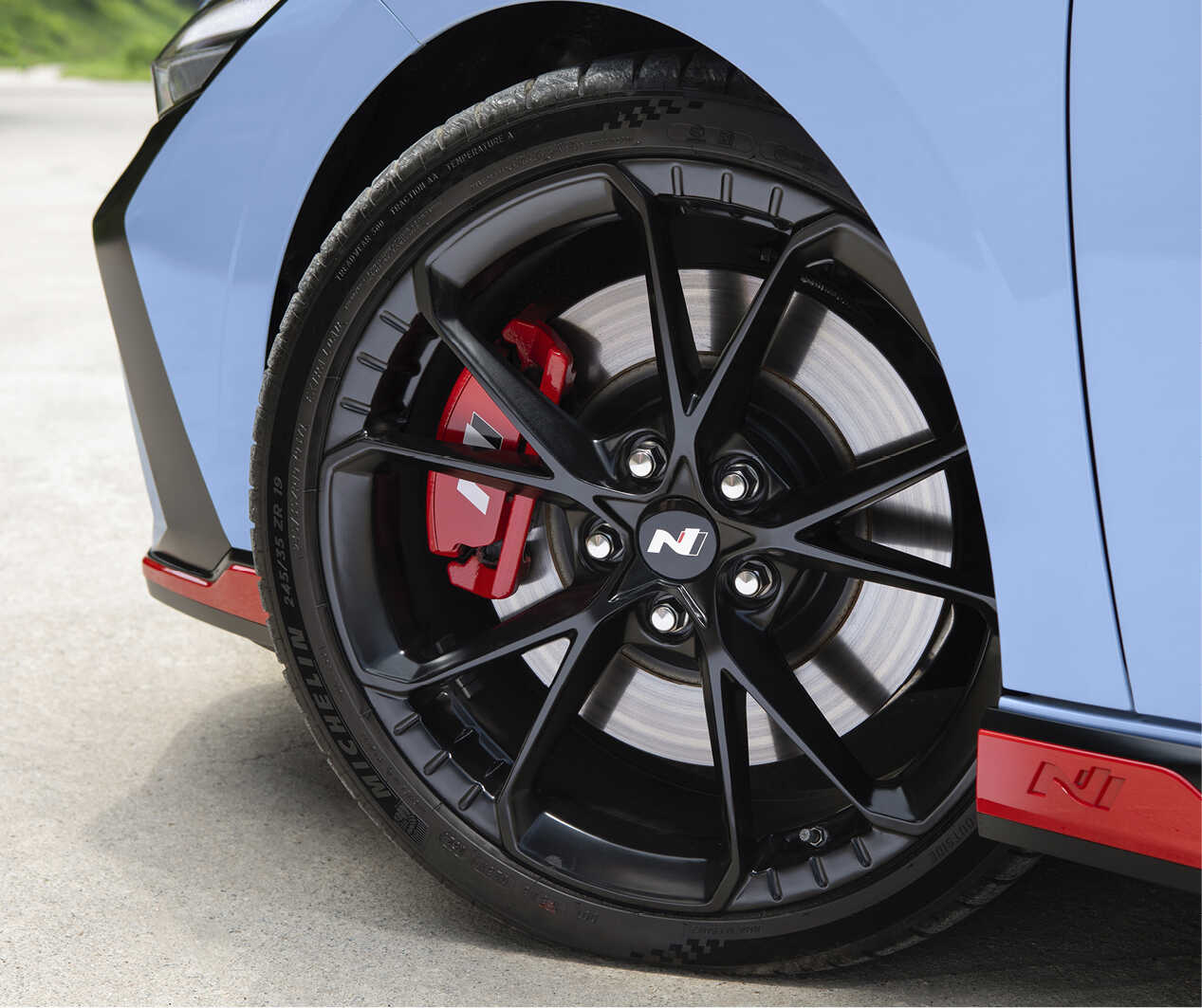아반떼 N 휠 클로즈업 샷