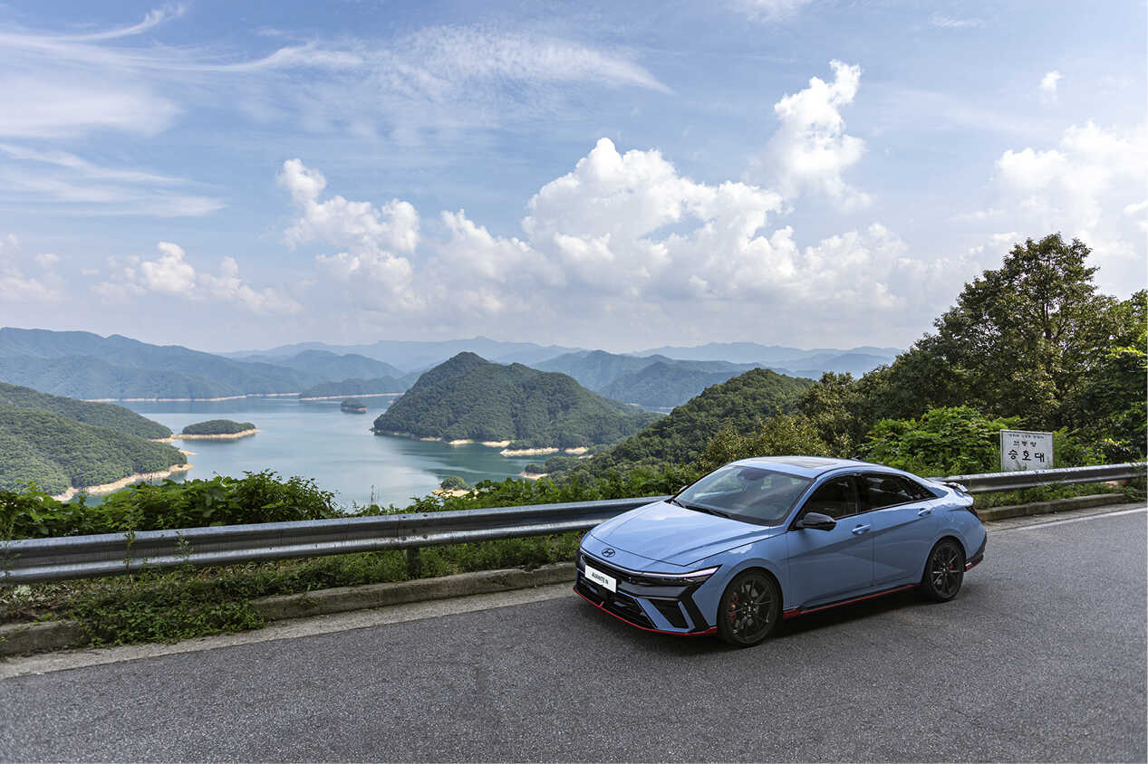 춘천의 호수를 뒤로 하고 서 있는 아반떼 N