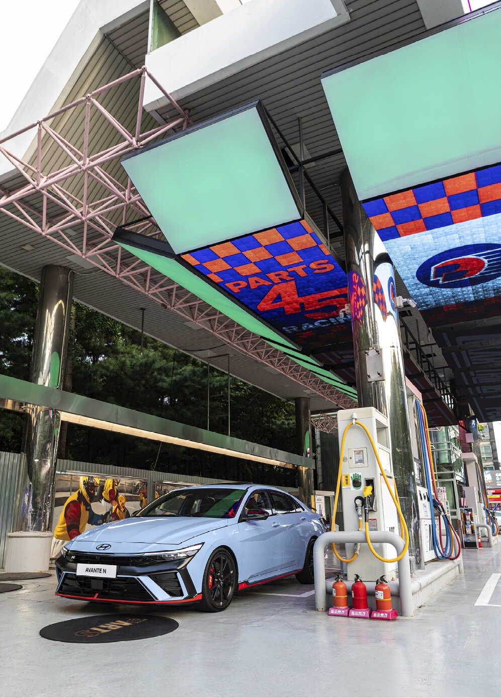 주유를 하고 있는 아반떼 N