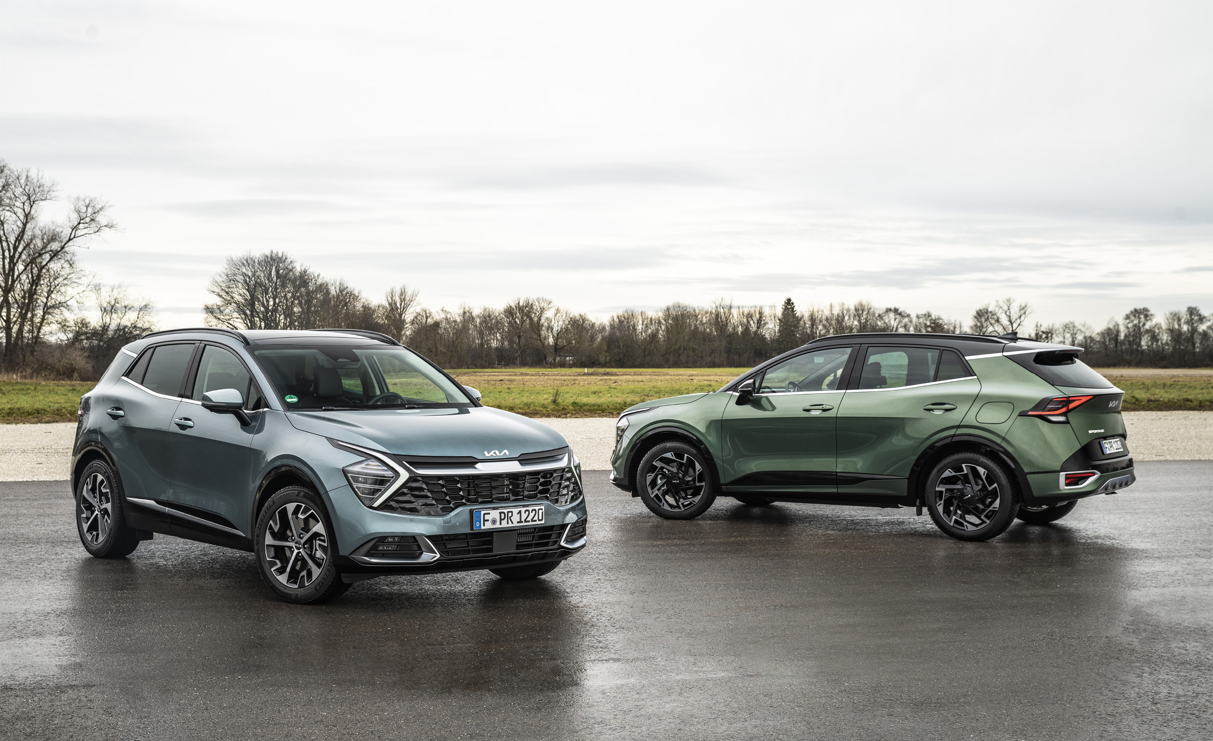 두 대의 스포티지가 나란히 서있는 모습