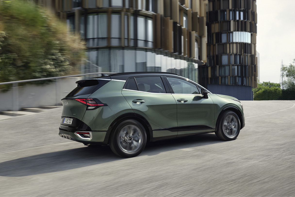 주행하는 스포티지의 측후면 모습