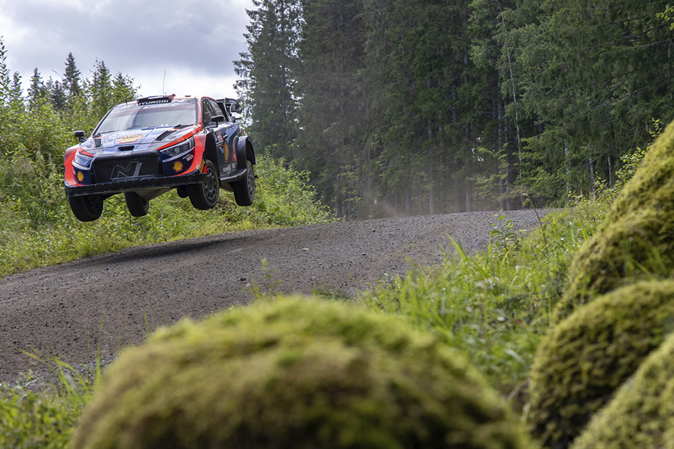 The jump of the Hyundai Motorsport i20 N Rally 1 Hybrid