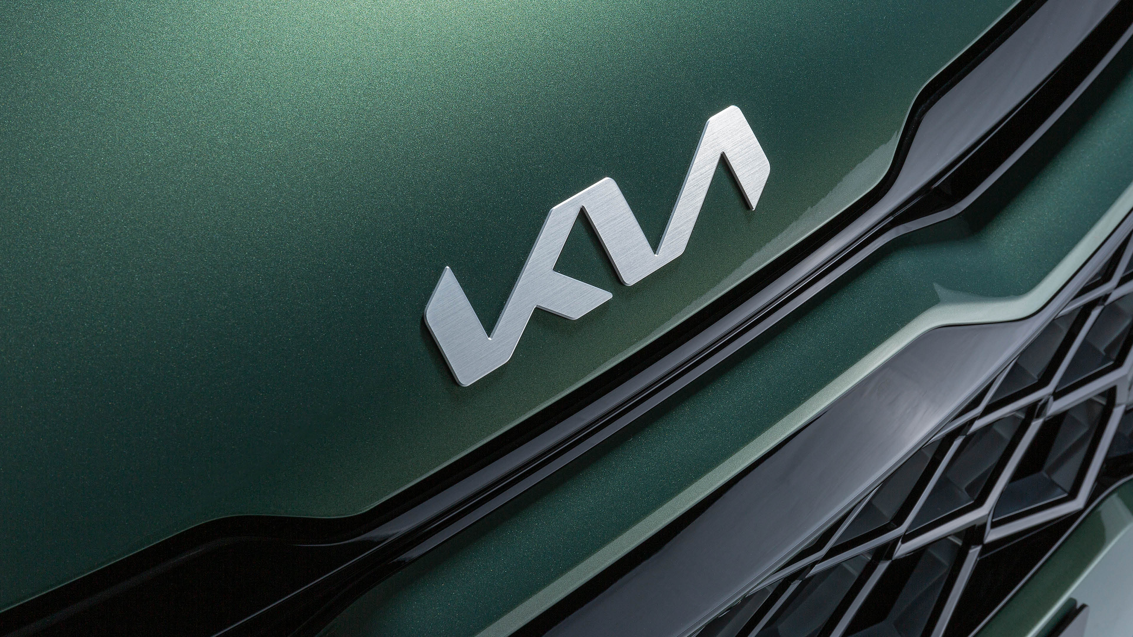 스포티지 보닛 위의 기아 엠블럼