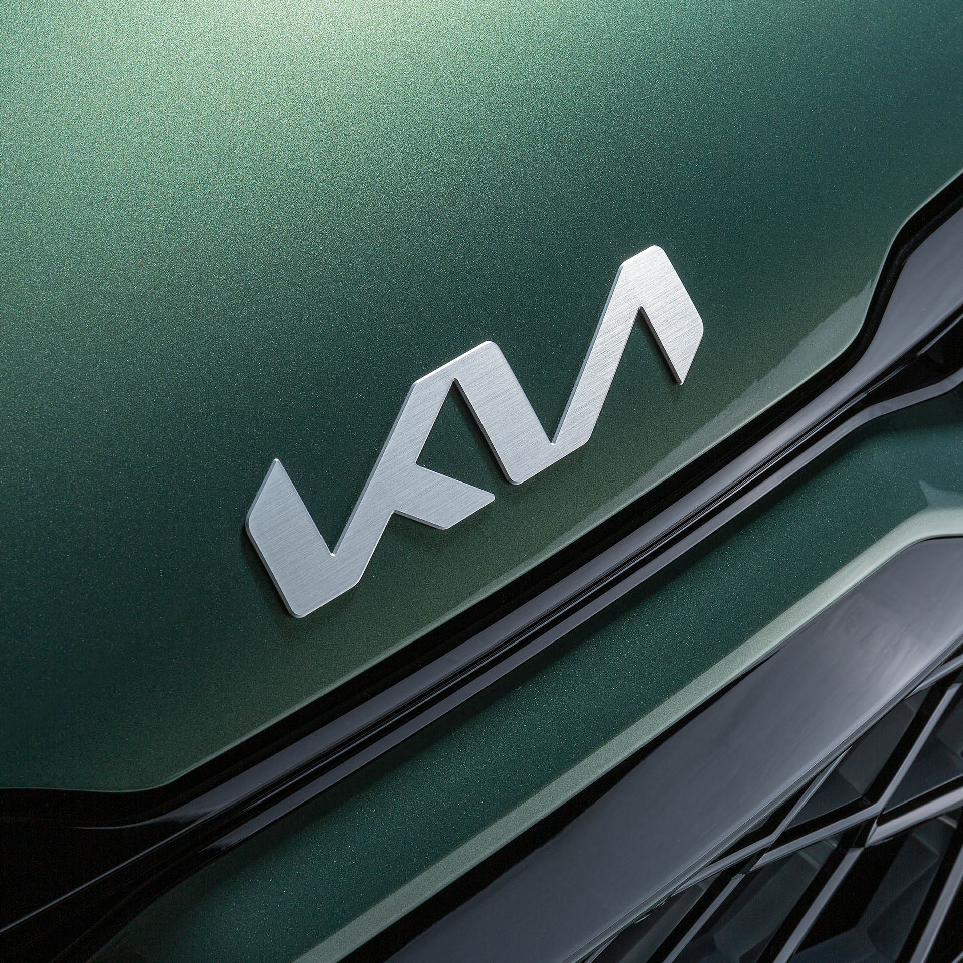 스포티지 보닛 위의 기아 엠블럼