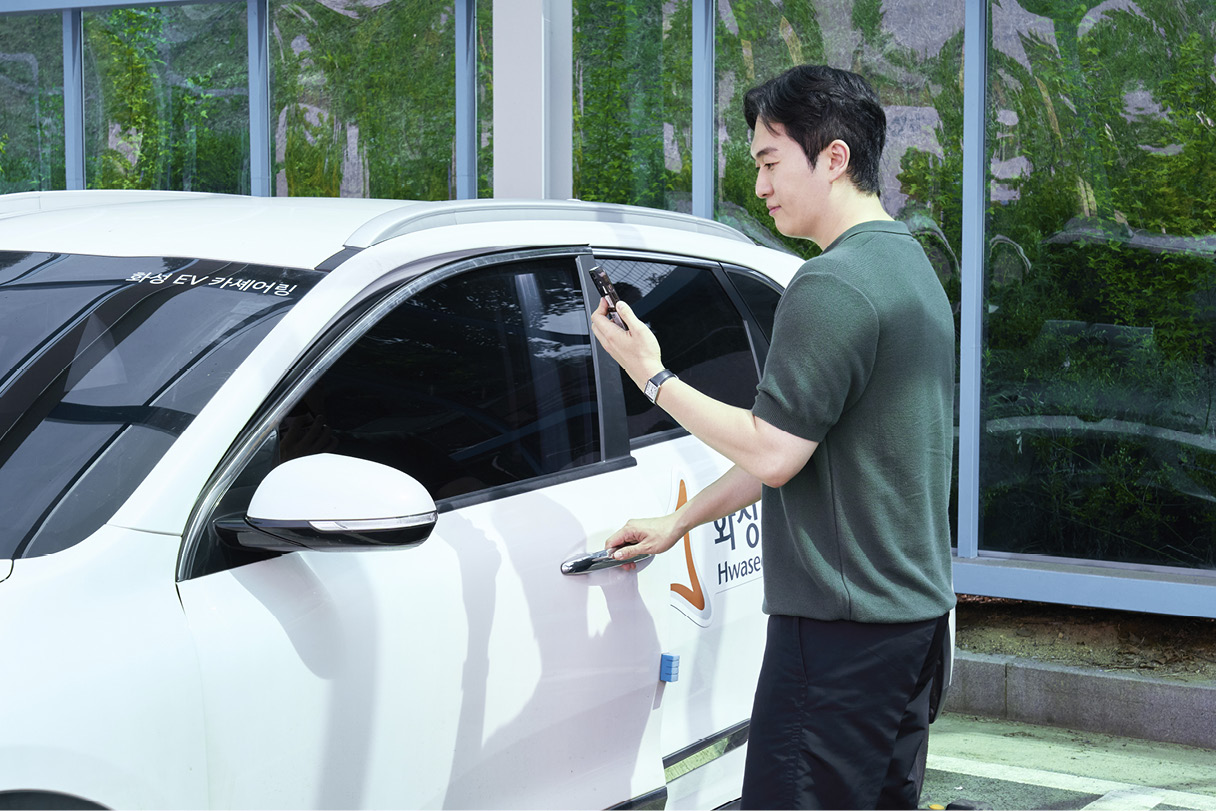 한 사람이 위블비즈 서비스를 이용하고 있다