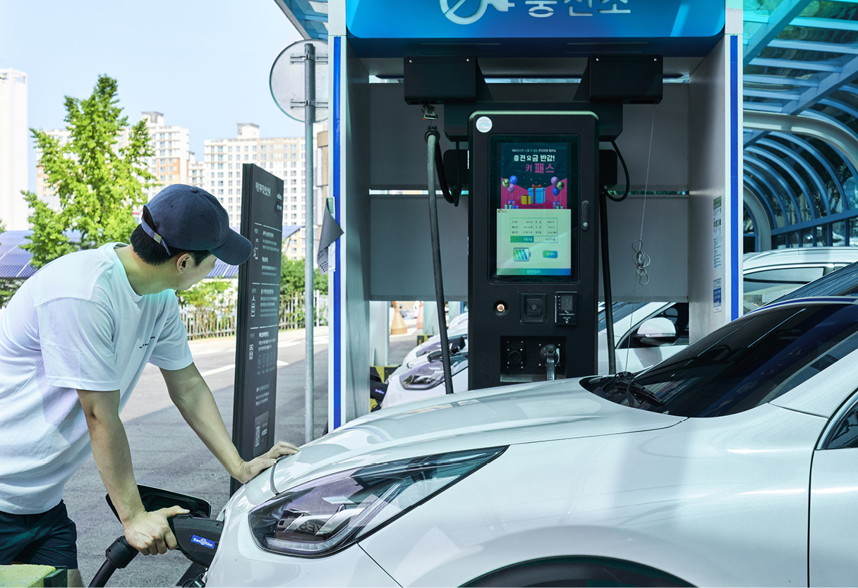 한 남성이 위블비즈 서비스를 이용하고 있다