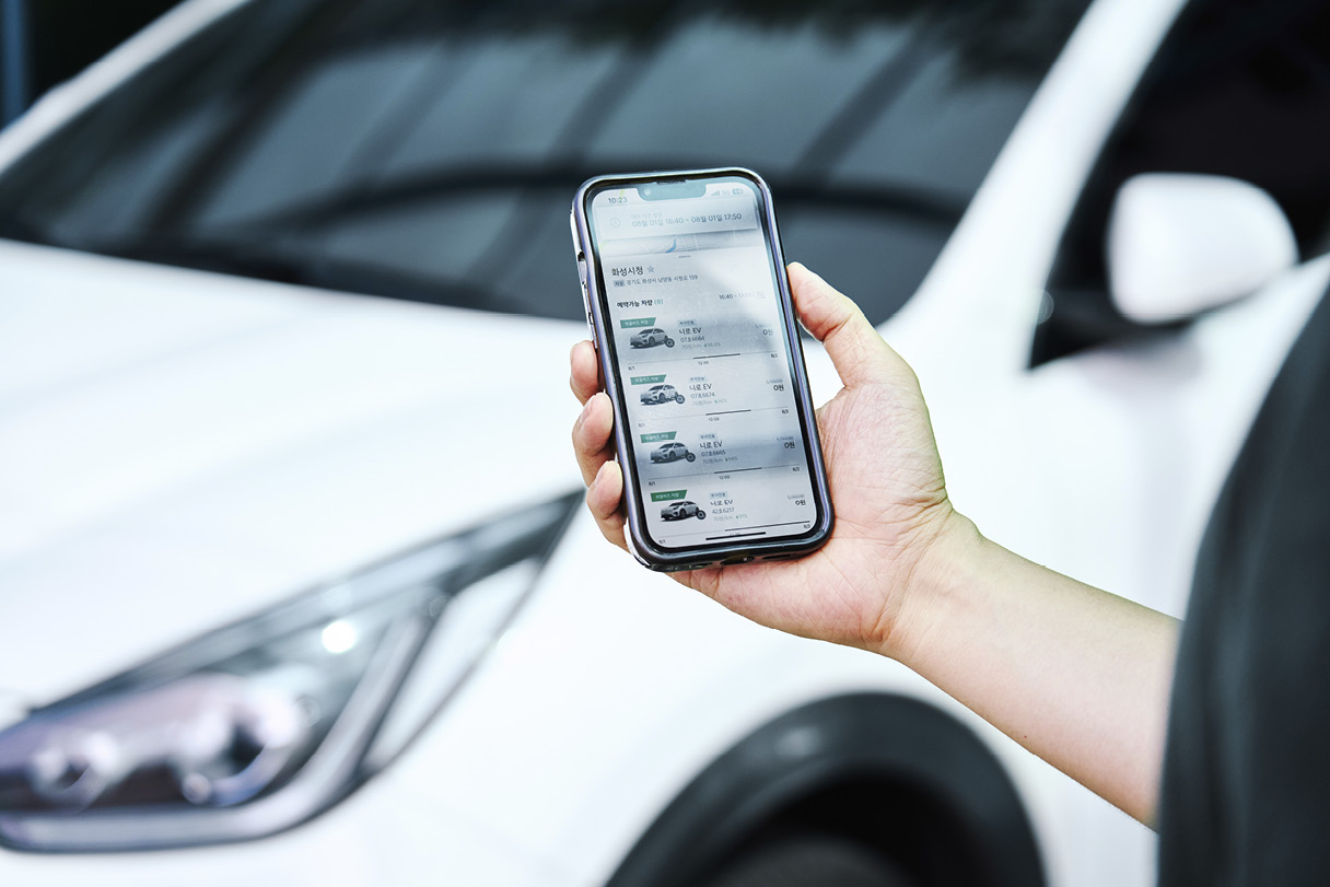 한 사람이 스마트폰으로 위블비즈 서비스를 이용하고 있다