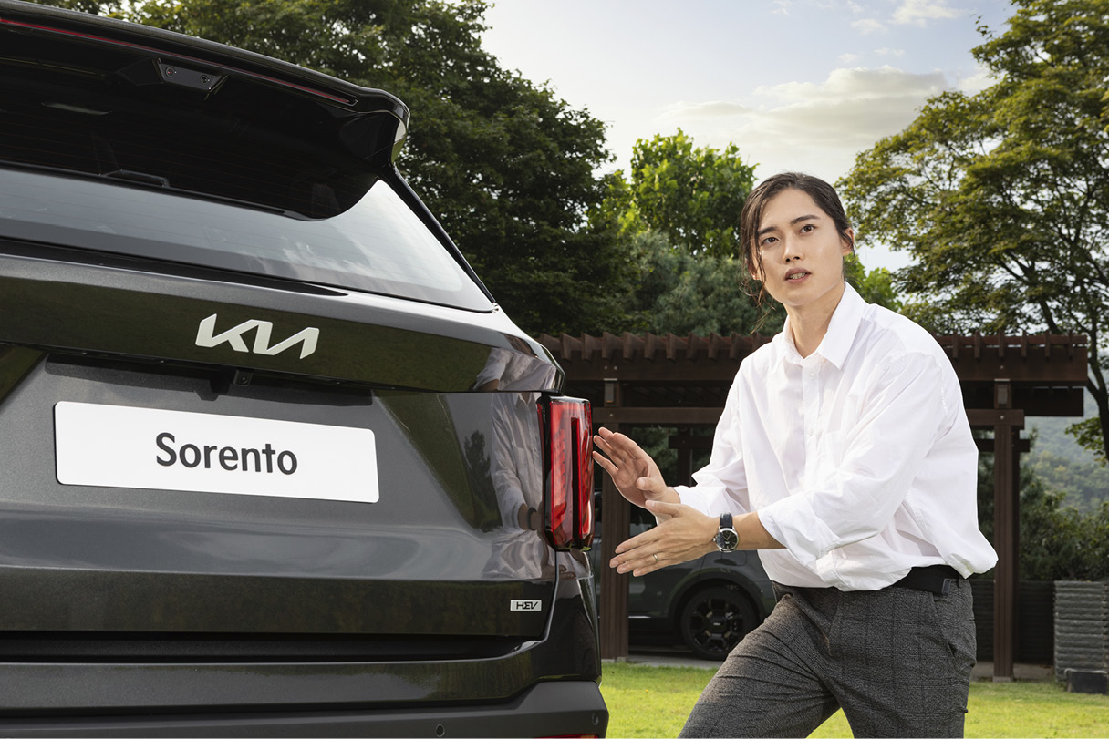 더 뉴 쏘렌토의 시그니처 스타맵 그래픽이 적용된 테일램프를 설명하는 박정규 연구원