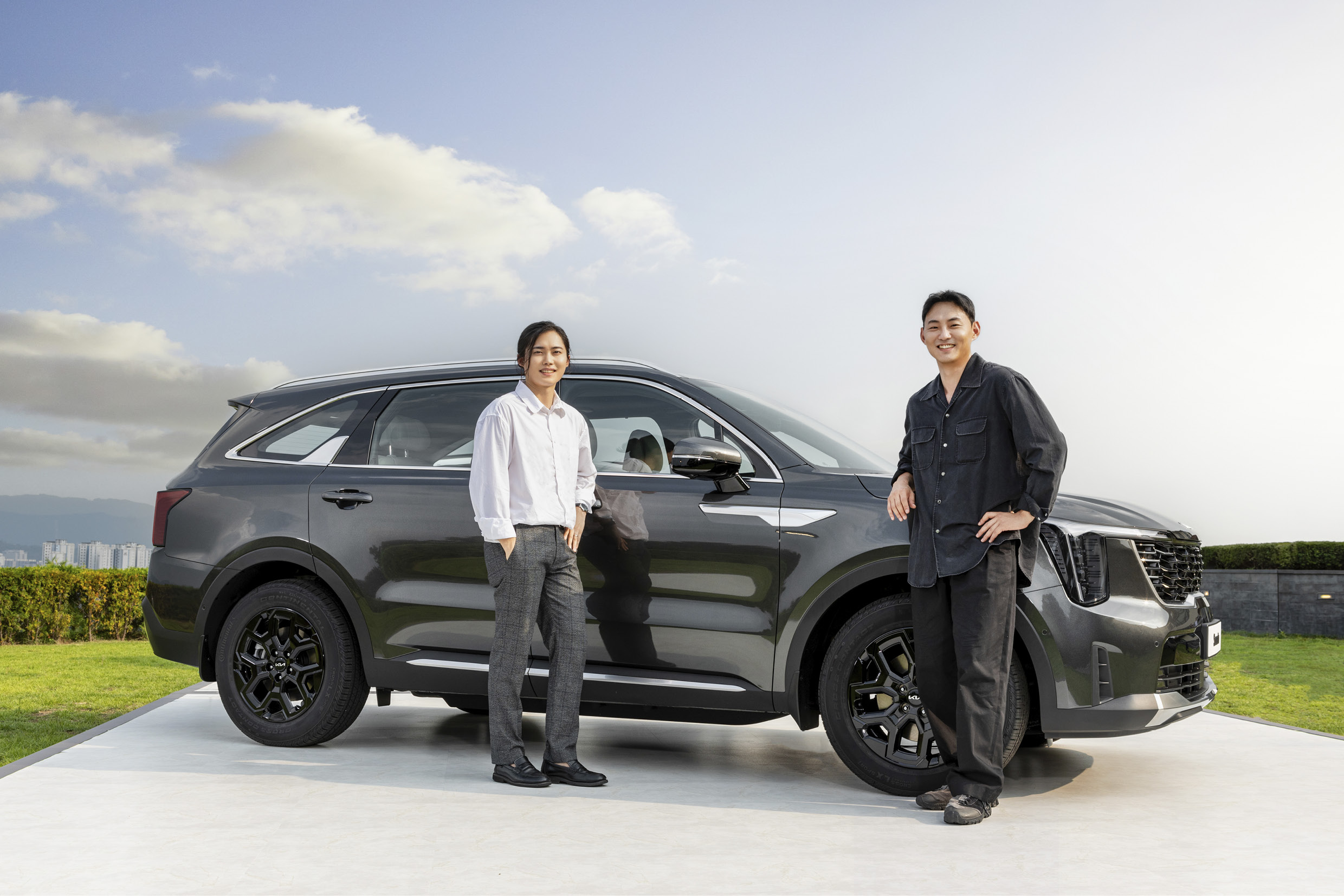 더 뉴 쏘렌토 측면에 서 있는 김현성 책임연구원과 박정규 연구원