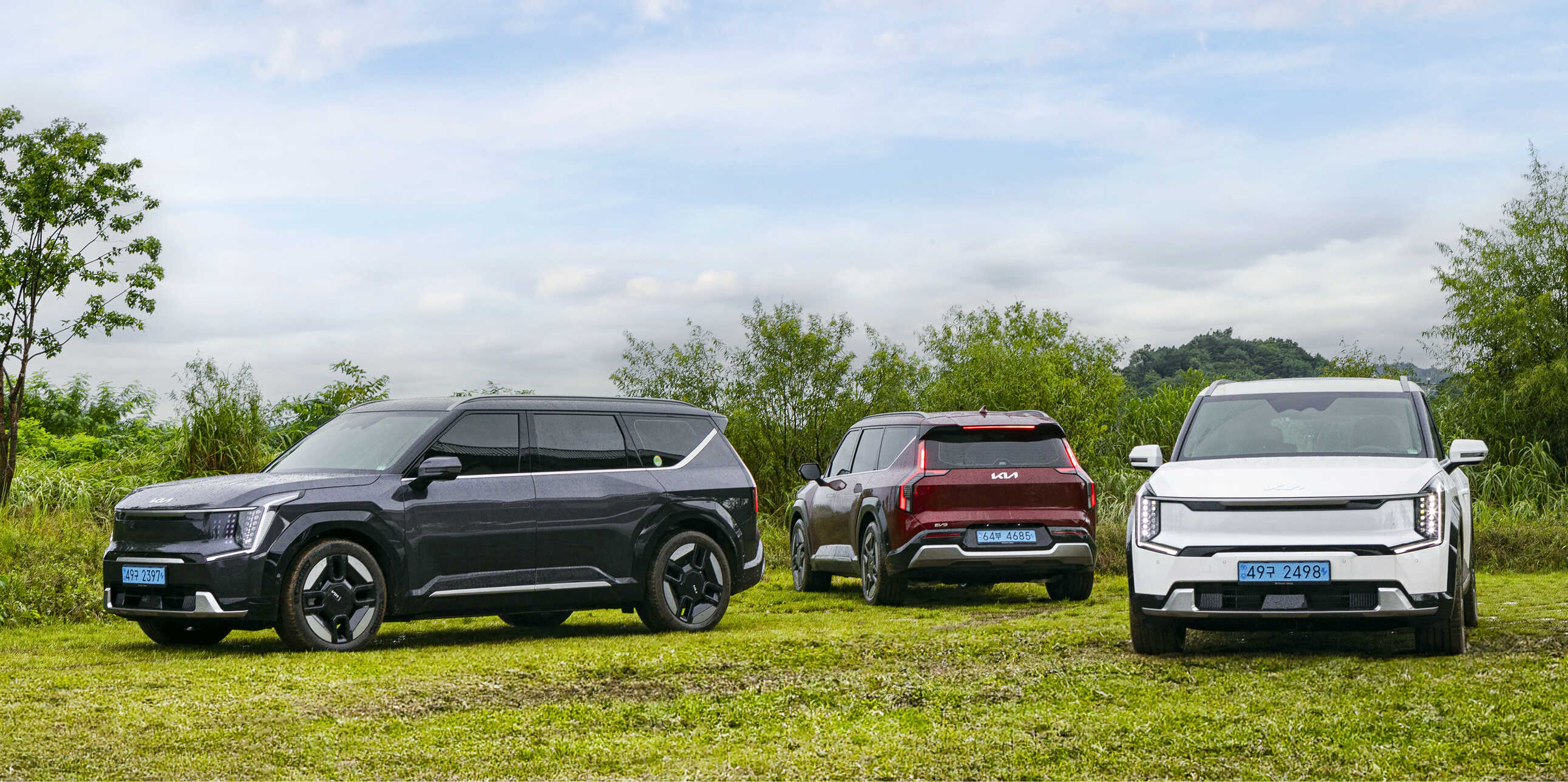 EV9 세 대가 잔디밭 위에 정차한 모습