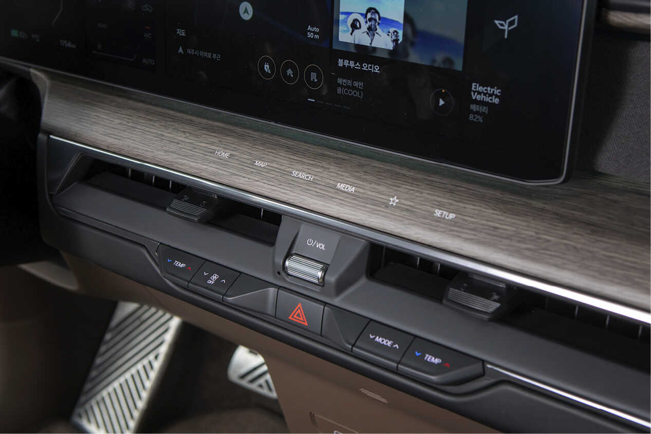 우드트림 위에 적용된 버튼의 모습