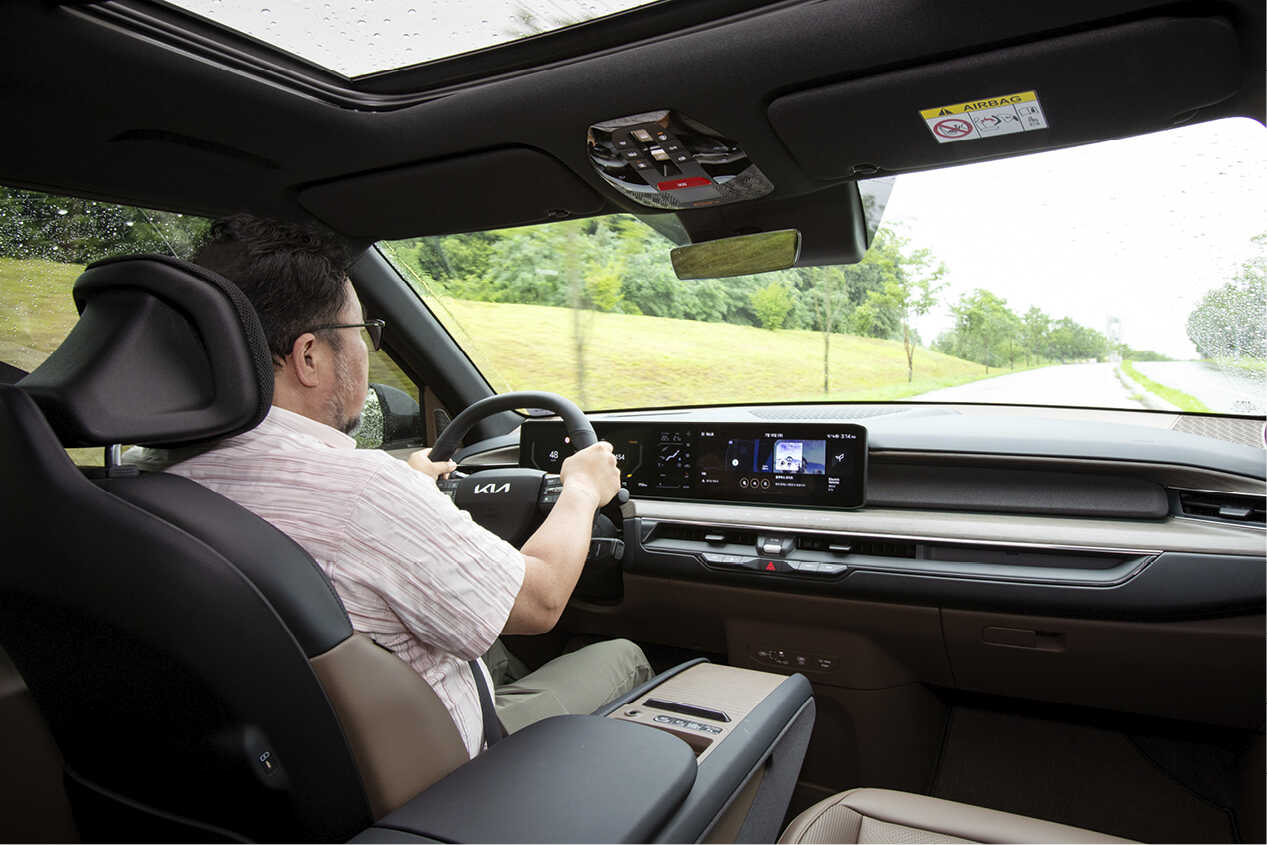 EV9을 운전하는 남성 운전자의 모습