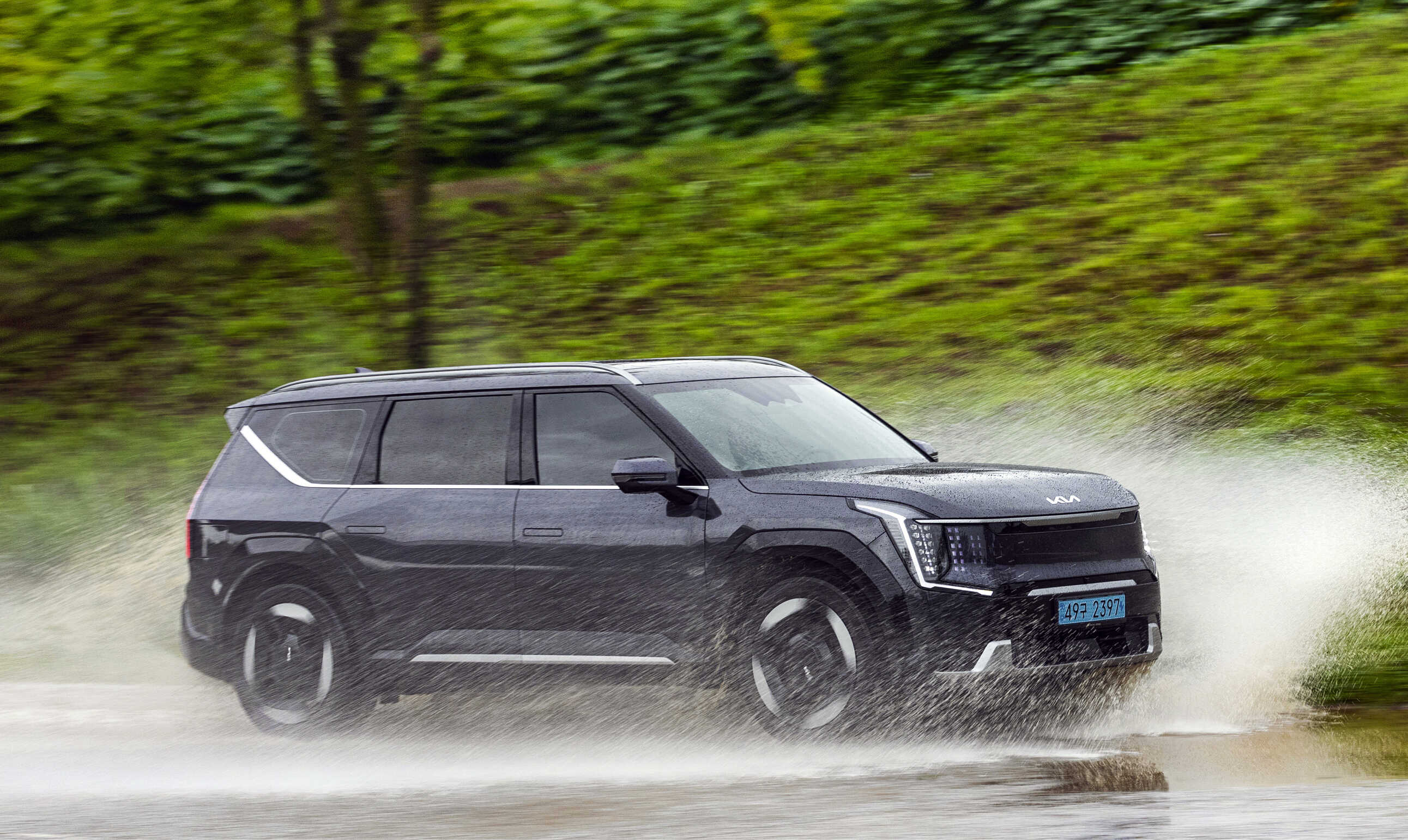 EV9이 물살을 가르며 주행하는 모습