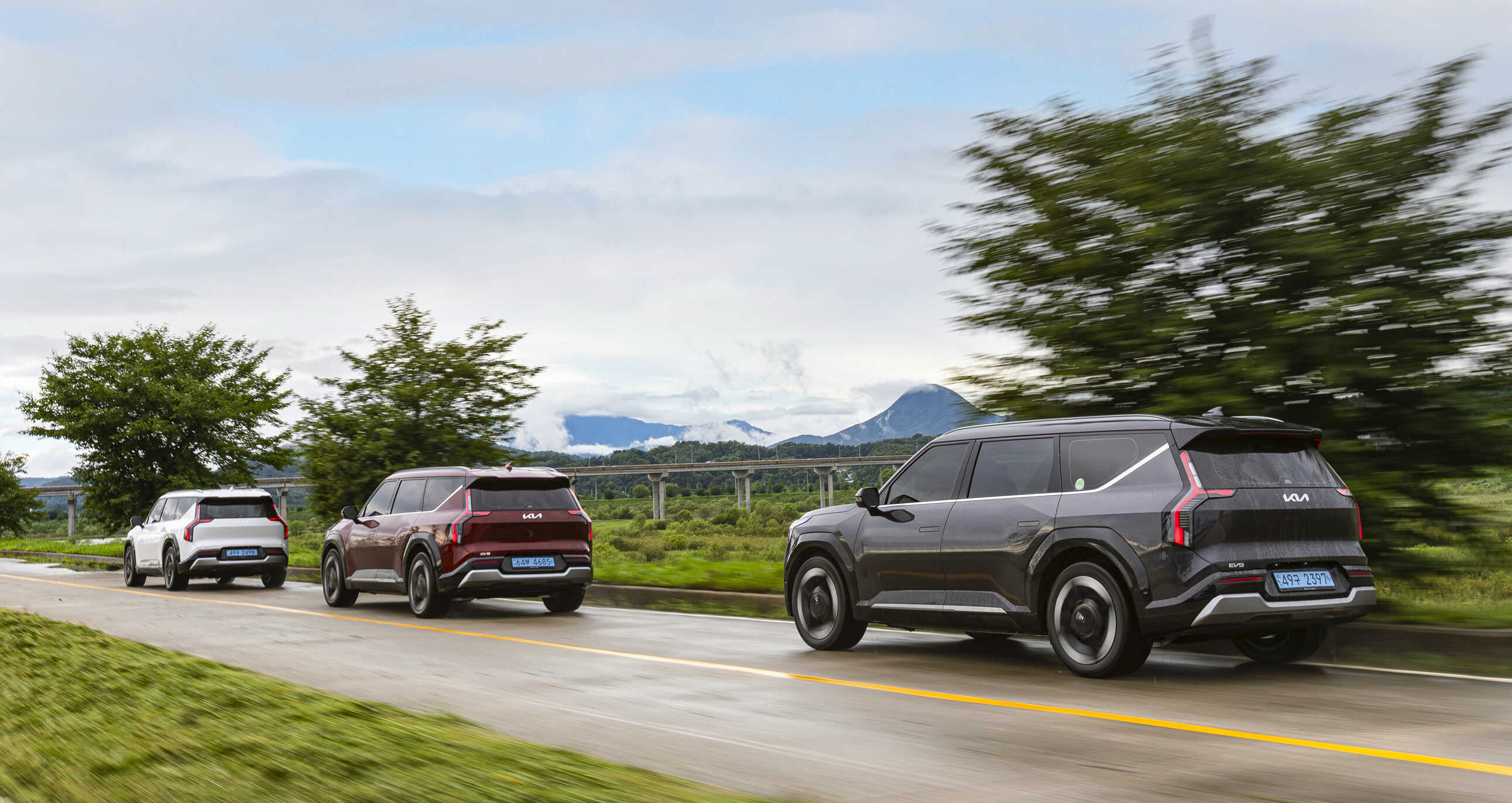 EV9 세 대가 주행하는 후측면 모습