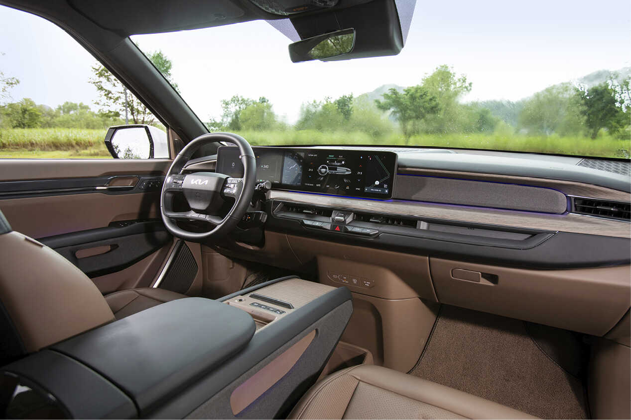 EV9 1열 실내 전경