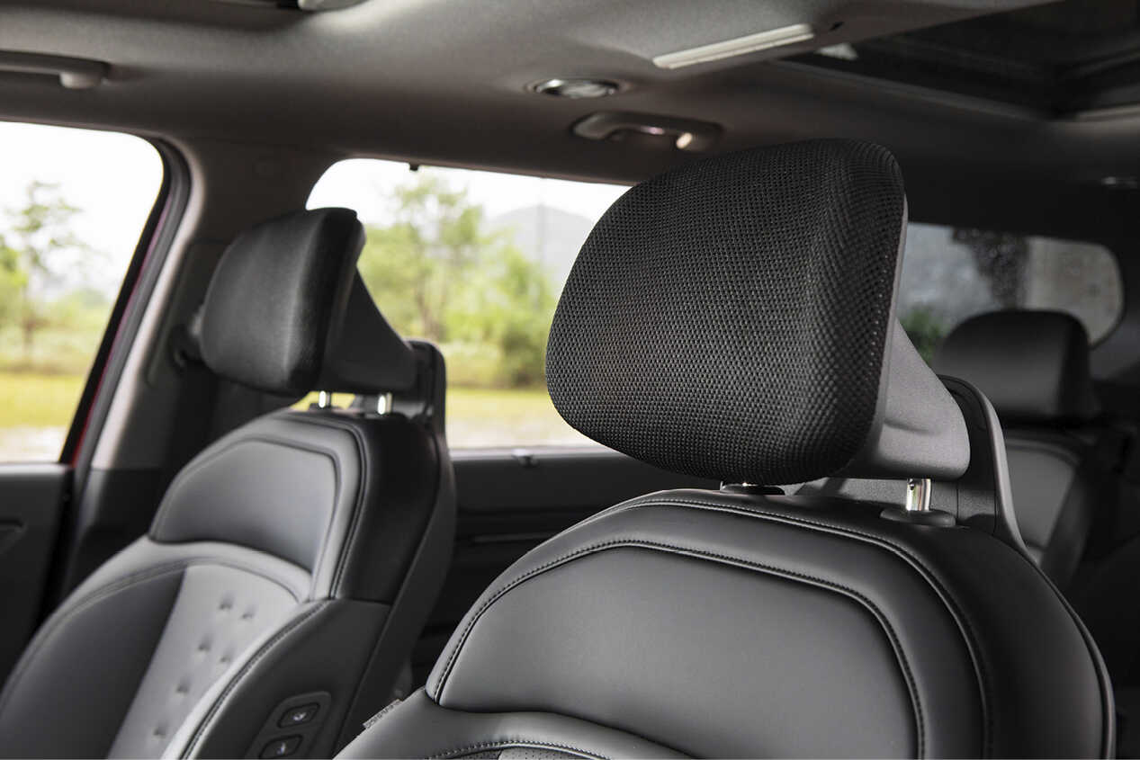 EV9의 메시 타입 1열 헤드레스트