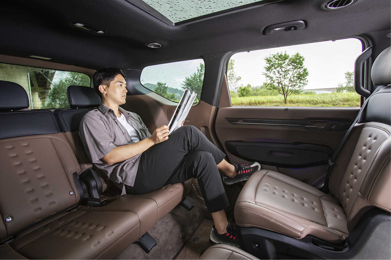 EV9 3열 시트에 앉아 휴식을 취하는 남성의 모습