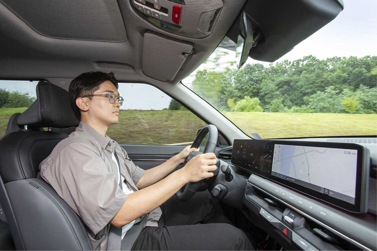 EV9을 운전하는 남성 운전자의 모습
